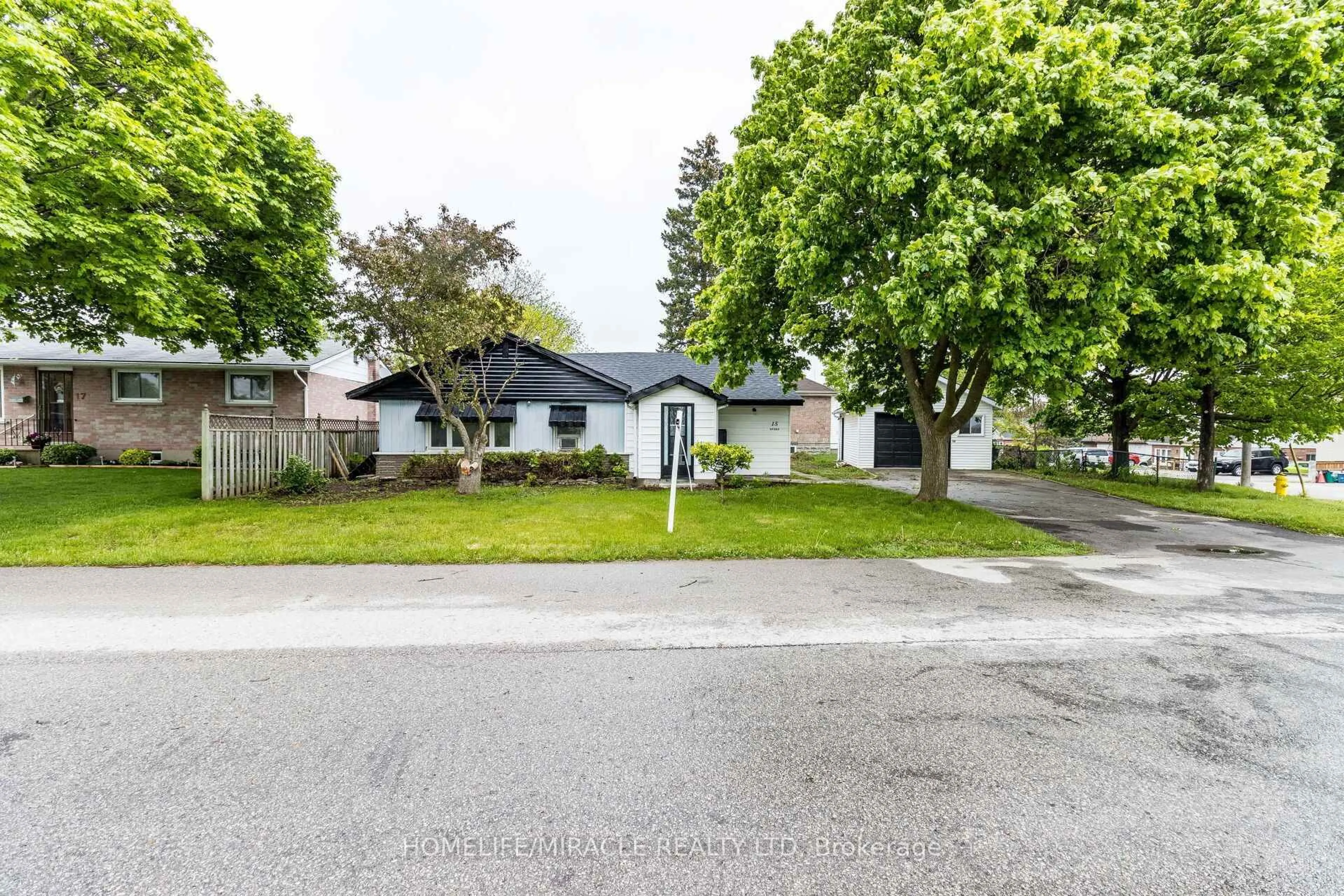 A pic from outside/outdoor area/front of a property/back of a property/a pic from drone, street for 15 Spiers Cres, Cambridge Ontario N1R 3A9