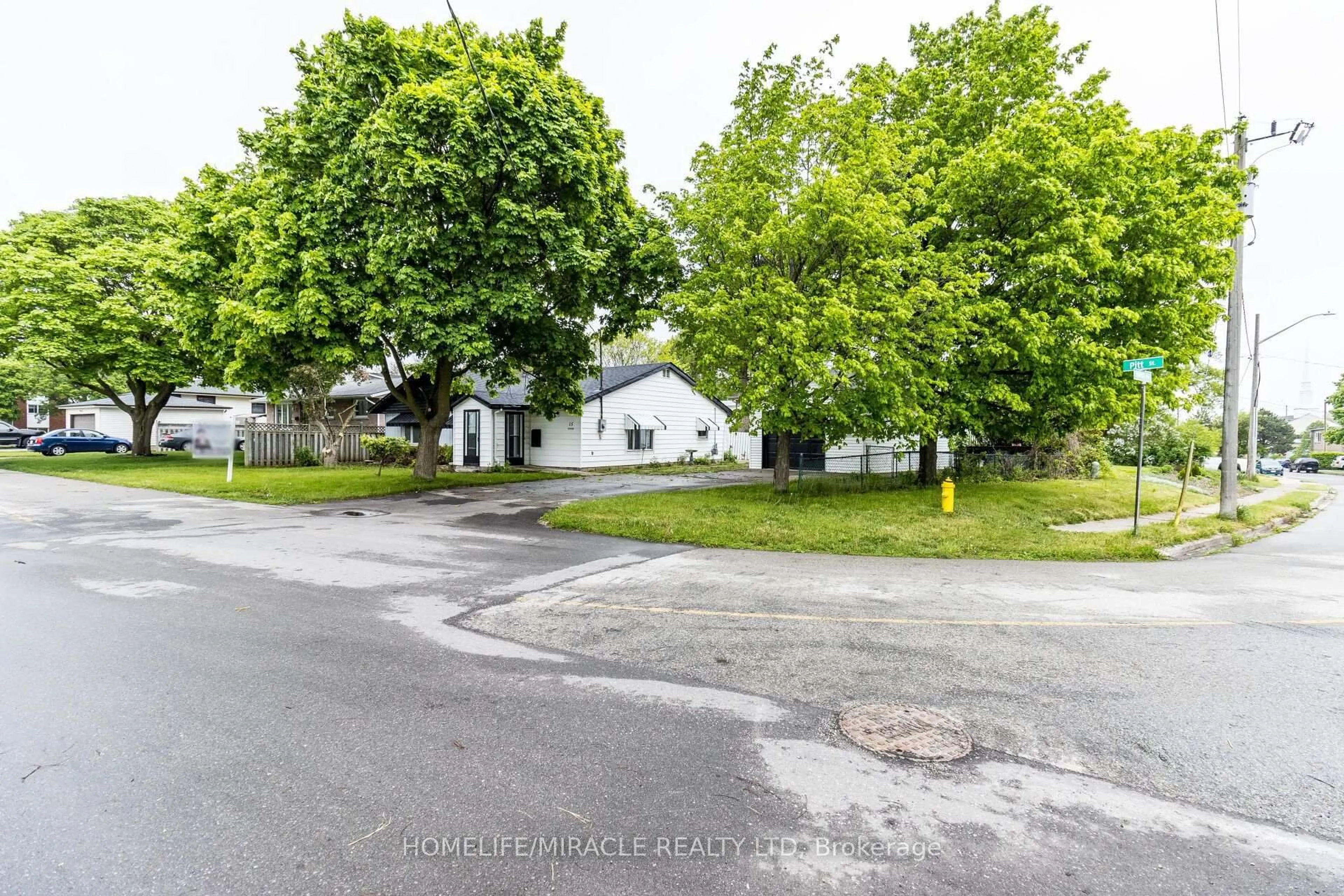 A pic from outside/outdoor area/front of a property/back of a property/a pic from drone, street for 15 Spiers Cres, Cambridge Ontario N1R 3A9