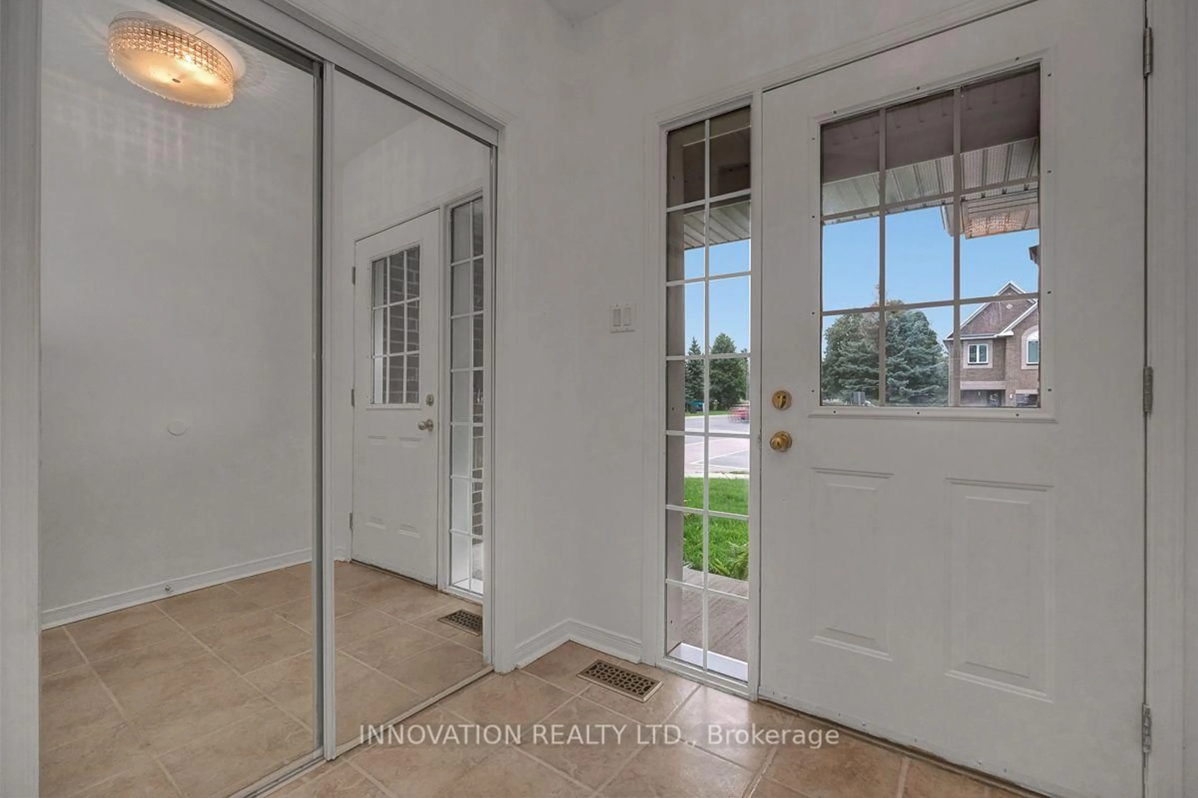 Indoor entryway for 1310 Halton Terr, Ottawa Ontario K2K 3K6