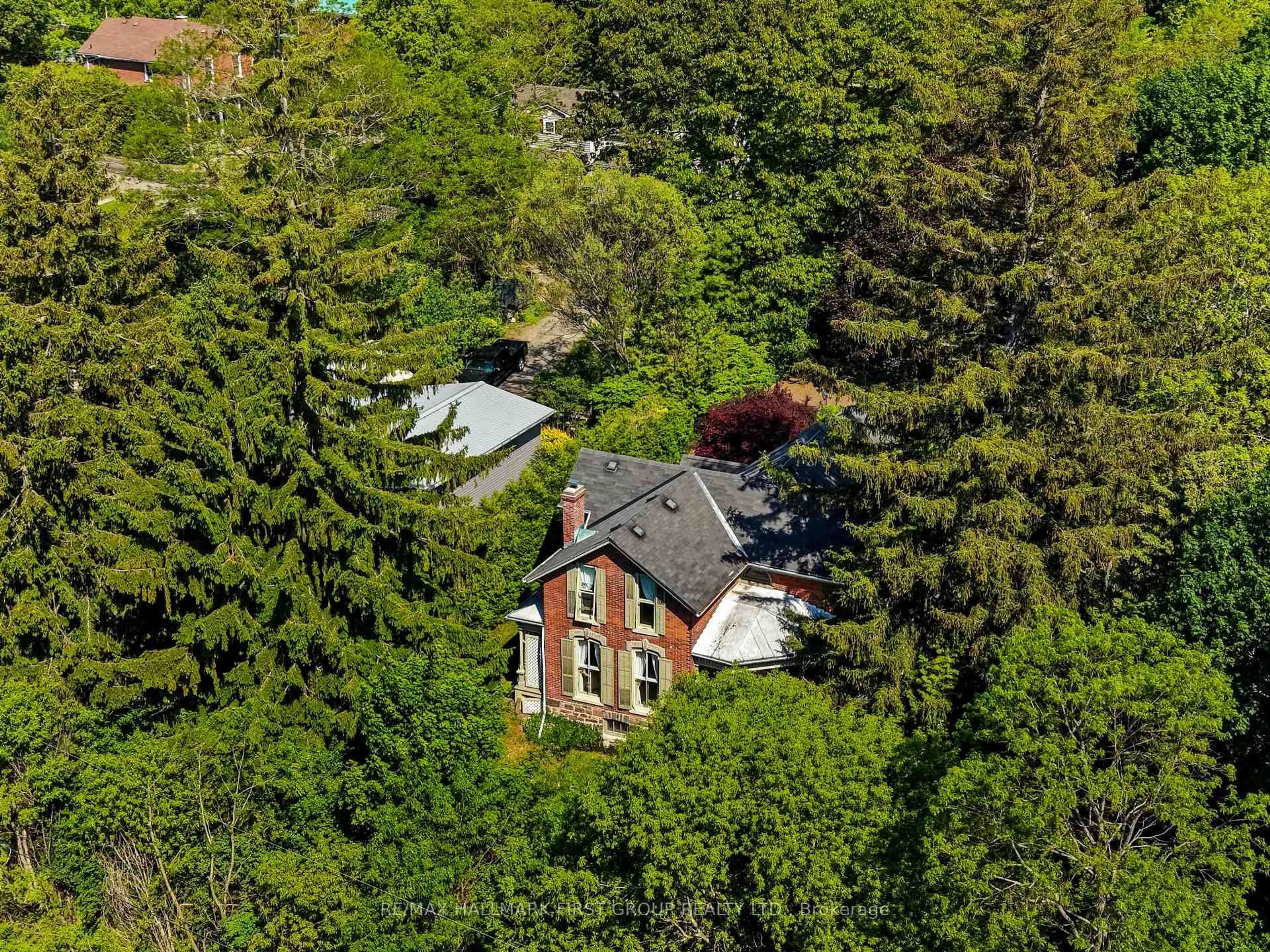 A pic from outside/outdoor area/front of a property/back of a property/a pic from drone, street for 30 Bruton St, Port Hope Ontario L1A 1T9