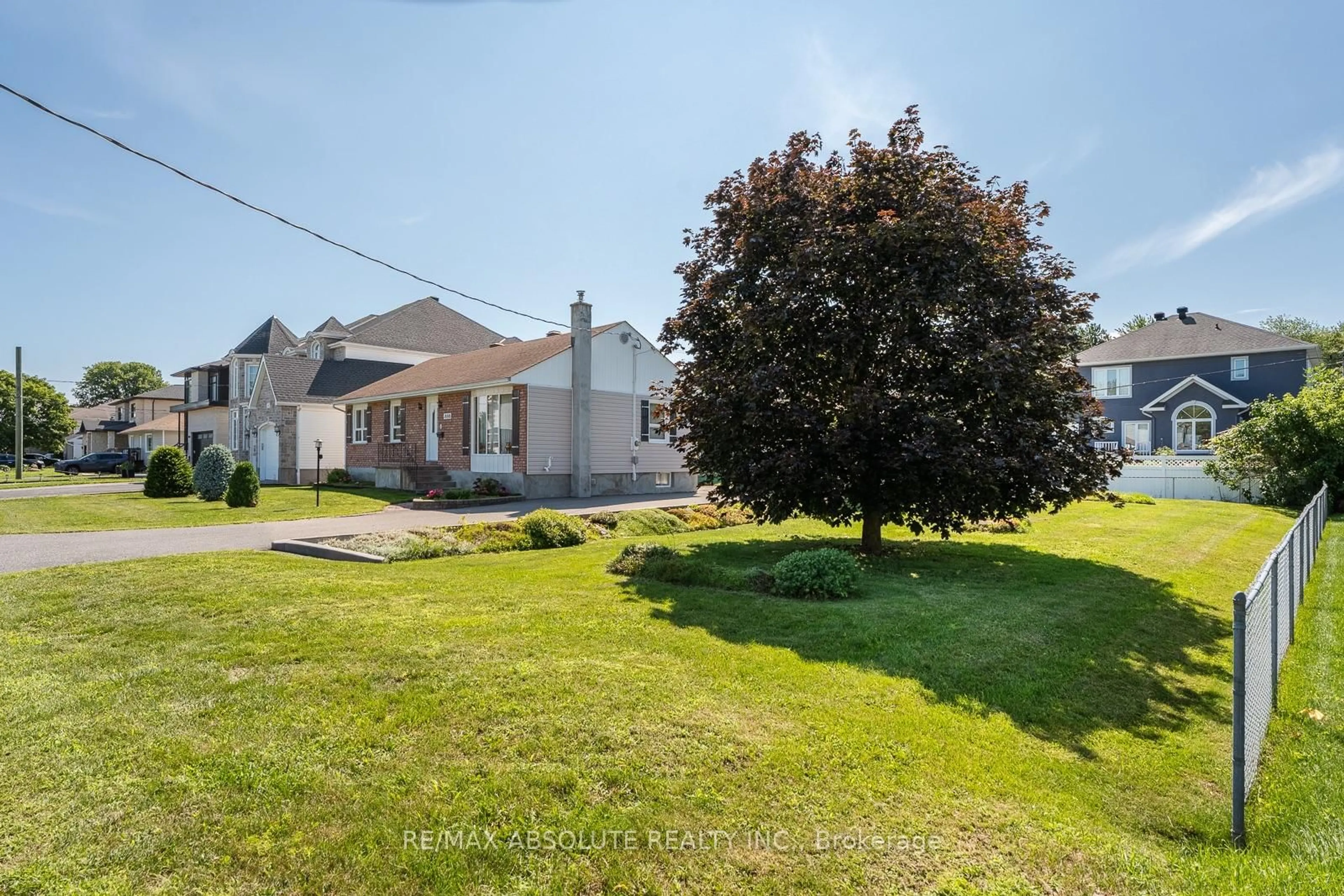 A pic from outside/outdoor area/front of a property/back of a property/a pic from drone, unknown for 1880 Kingsdale Ave, Ottawa Ontario K1T 1J1