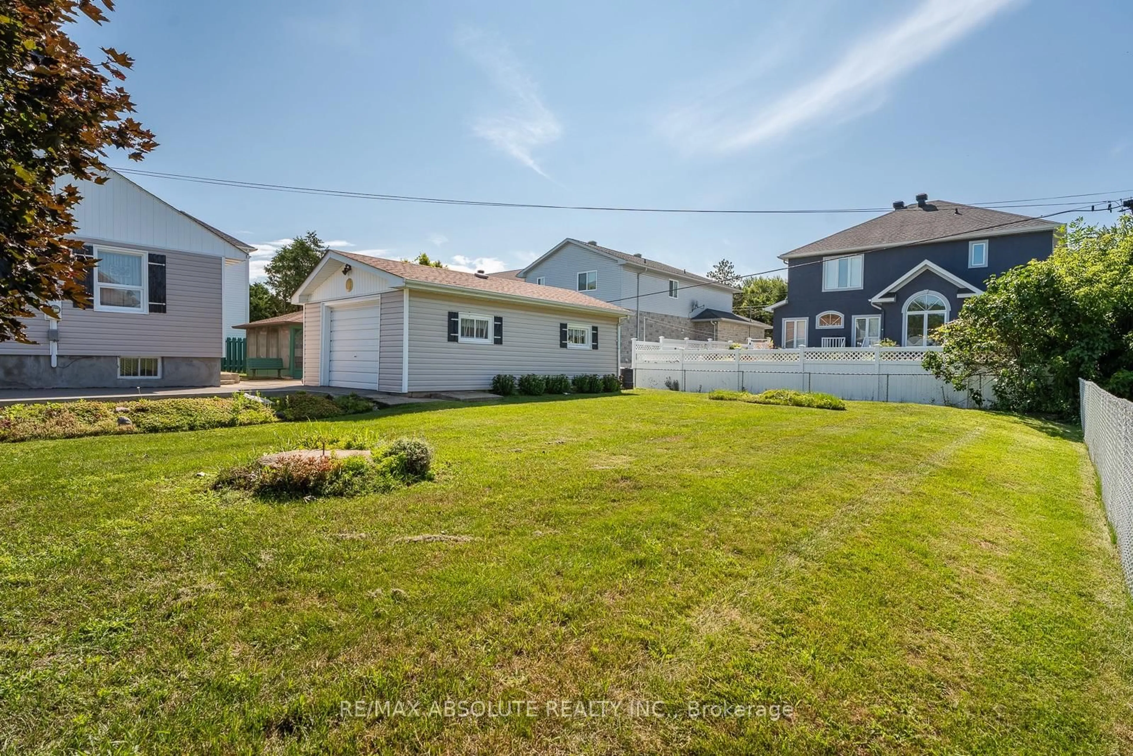 A pic from outside/outdoor area/front of a property/back of a property/a pic from drone, unknown for 1880 Kingsdale Ave, Ottawa Ontario K1T 1J1