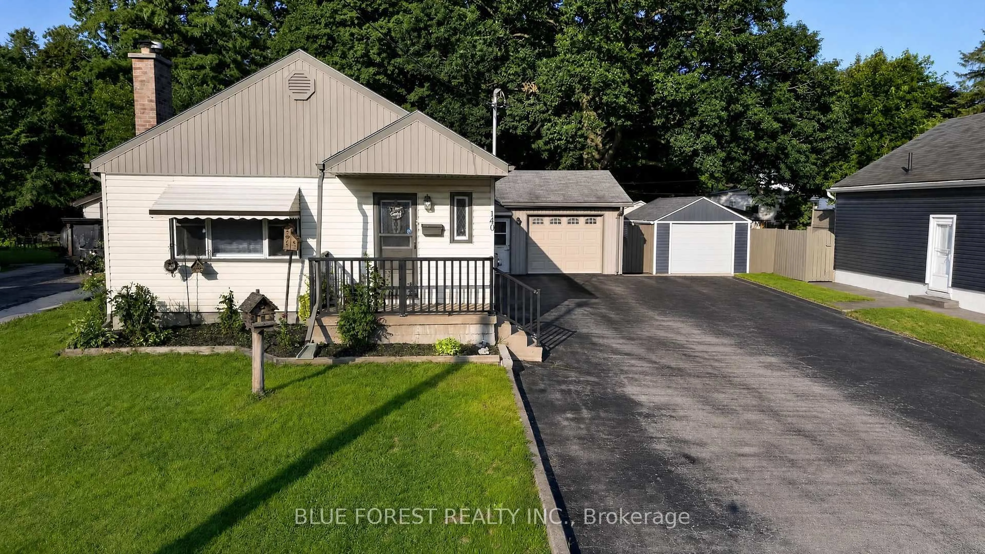 A pic from outside/outdoor area/front of a property/back of a property/a pic from drone, street for 140 Highbury Ave, London East Ontario N5Z 2W4