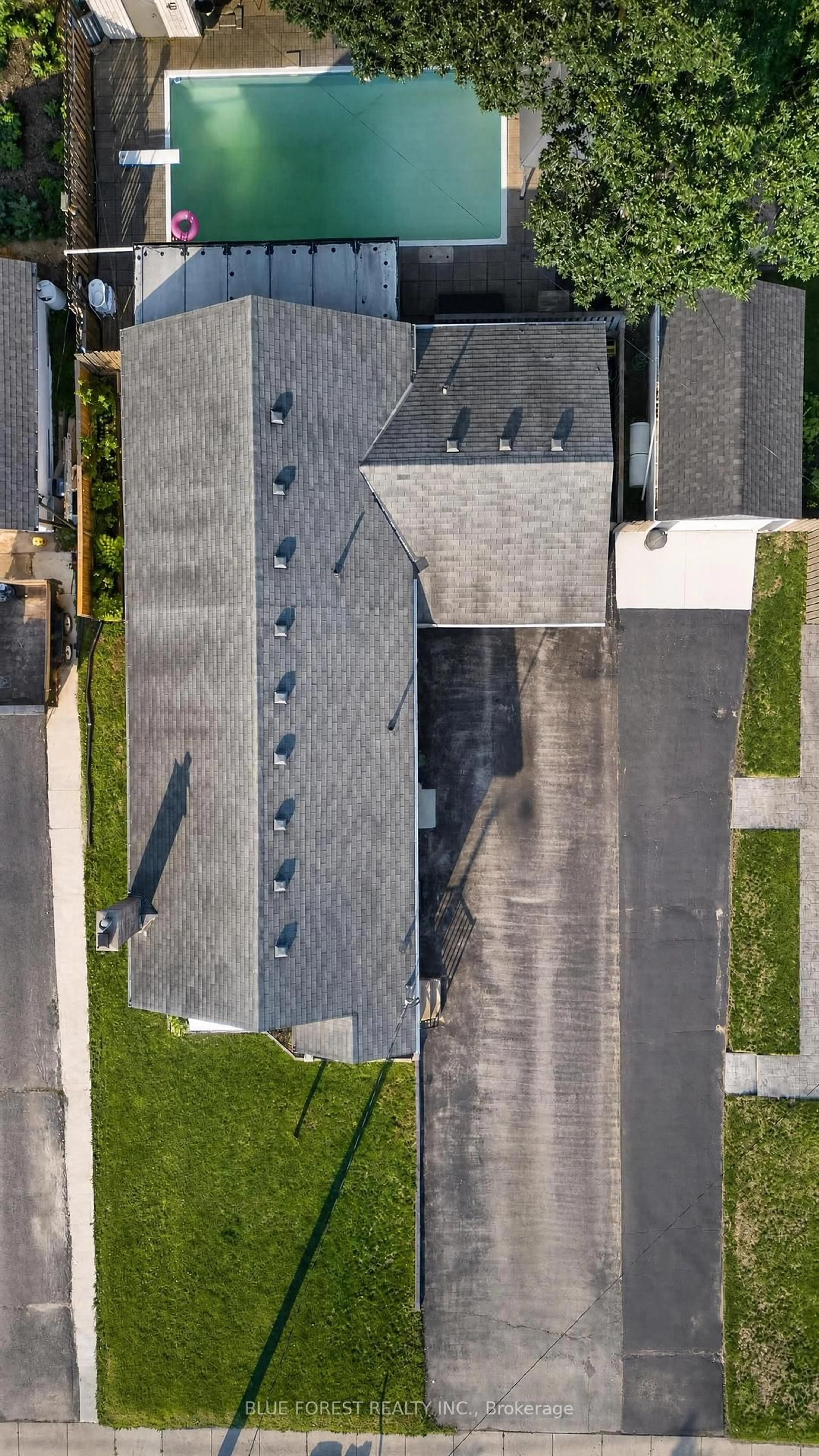 A pic from outside/outdoor area/front of a property/back of a property/a pic from drone, street for 140 Highbury Ave, London East Ontario N5Z 2W4