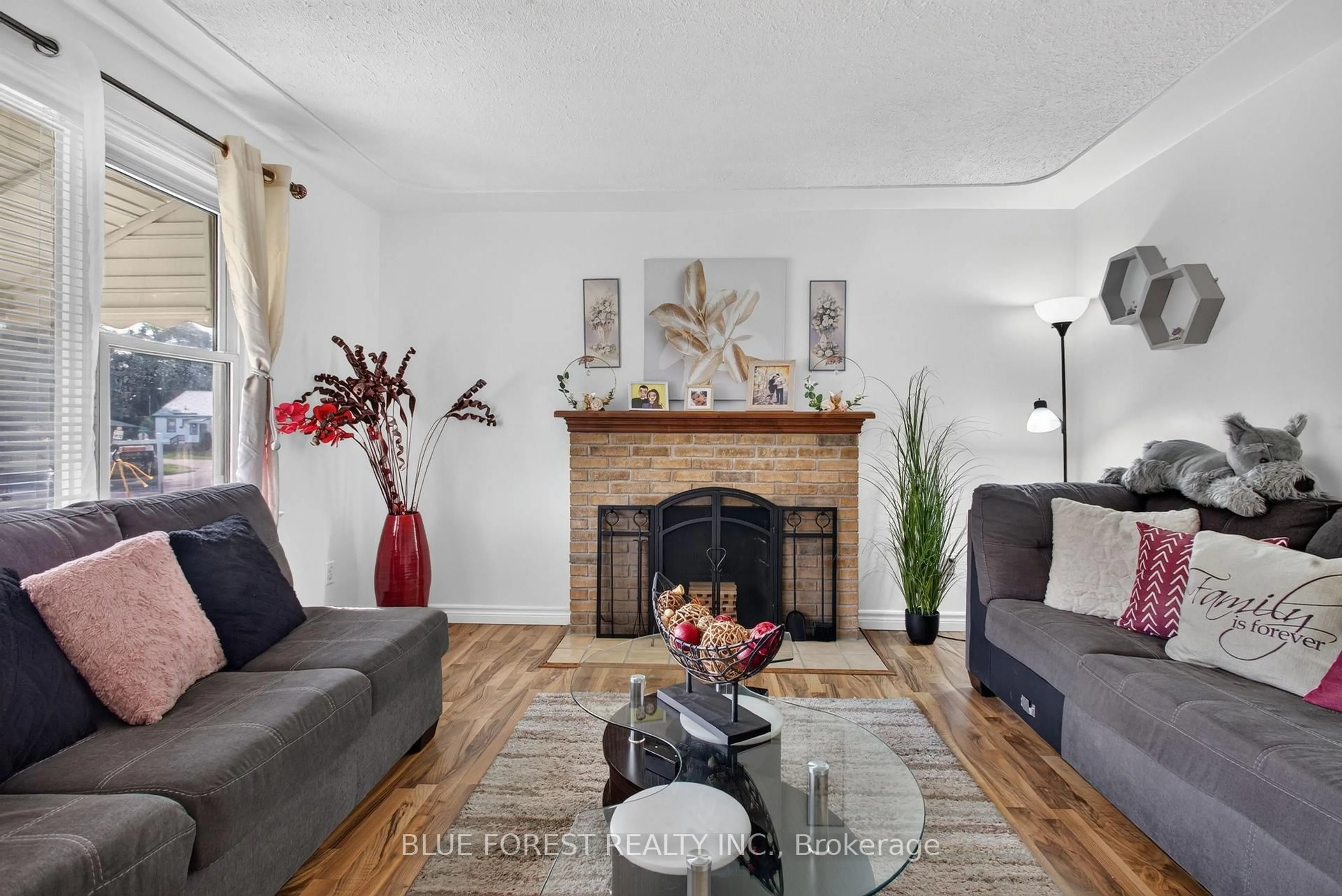 Living room with furniture, unknown for 140 Highbury Ave, London East Ontario N5Z 2W4
