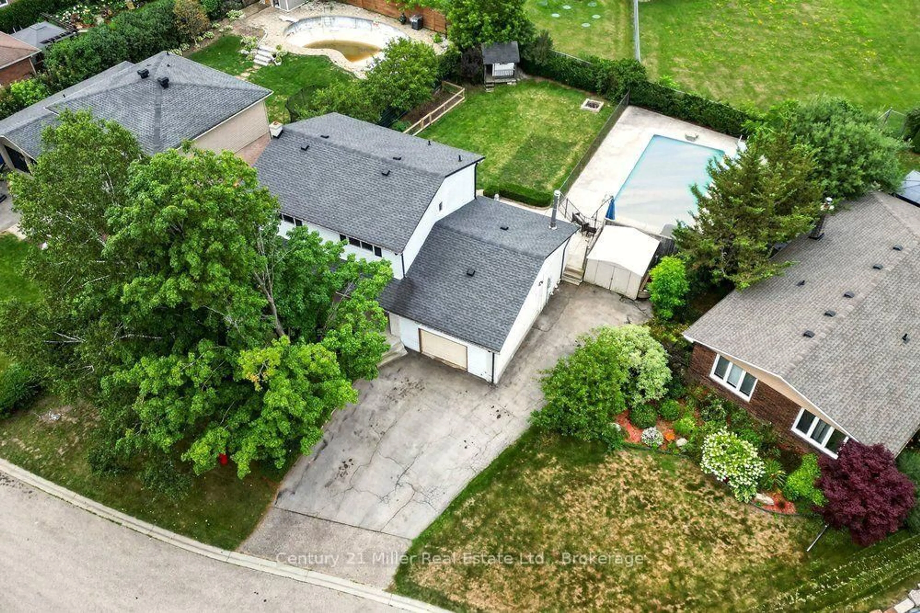 A pic from outside/outdoor area/front of a property/back of a property/a pic from drone, street for 85 Waterford Dr, Erin Ontario N0B 1T0