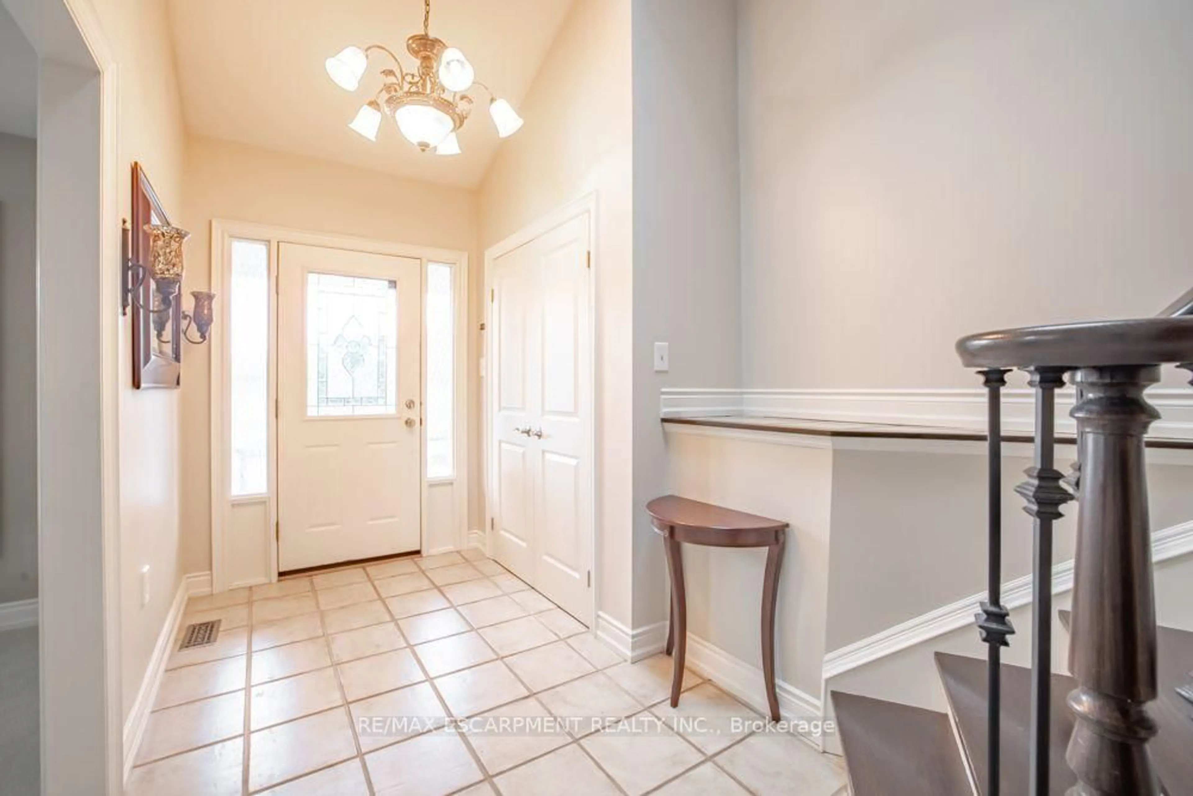 Indoor entryway for 49 Branthaven Dr, Hamilton Ontario L8J 2M2