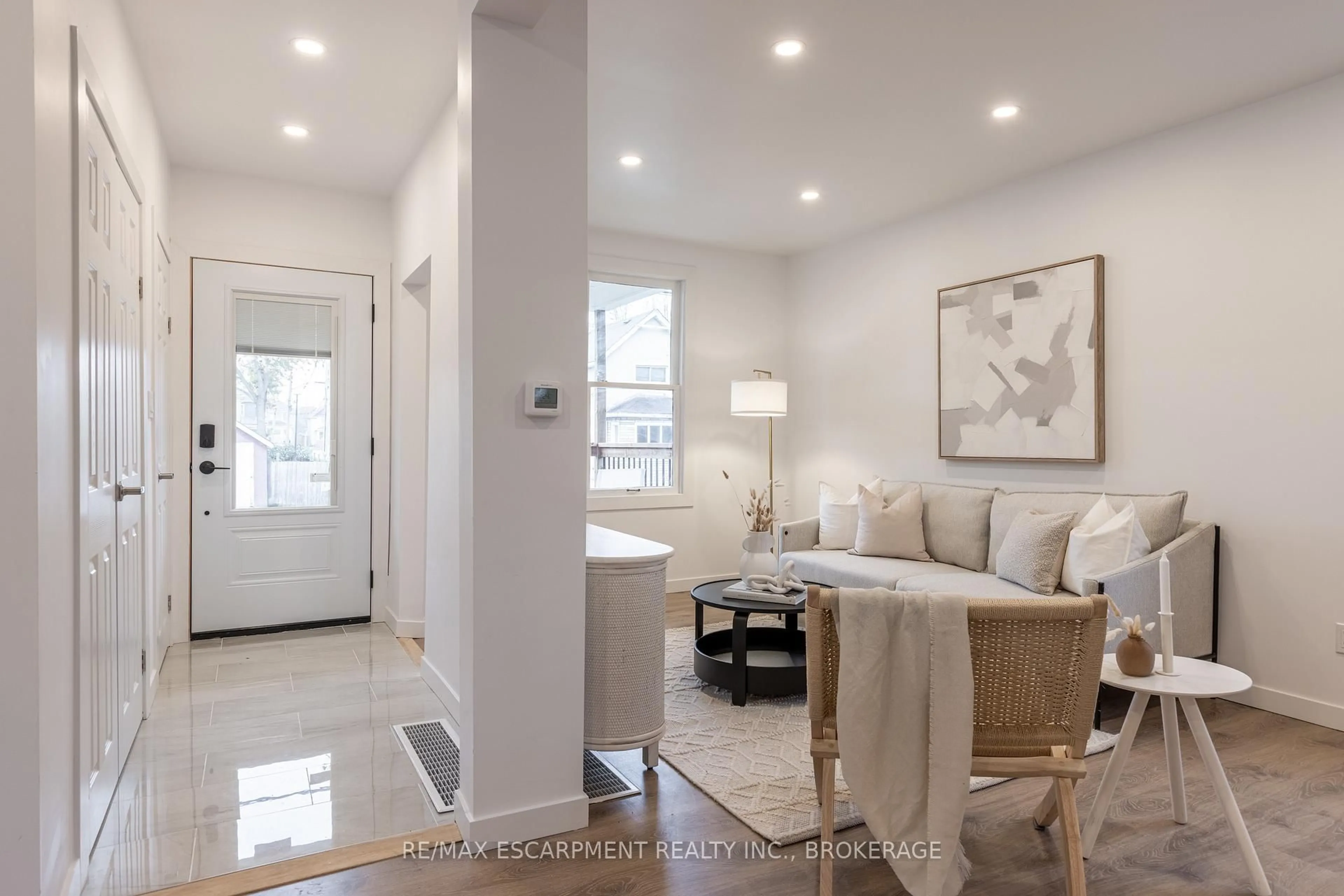 Indoor entryway for 50 Fifth St, Welland Ontario L3B 4Z5