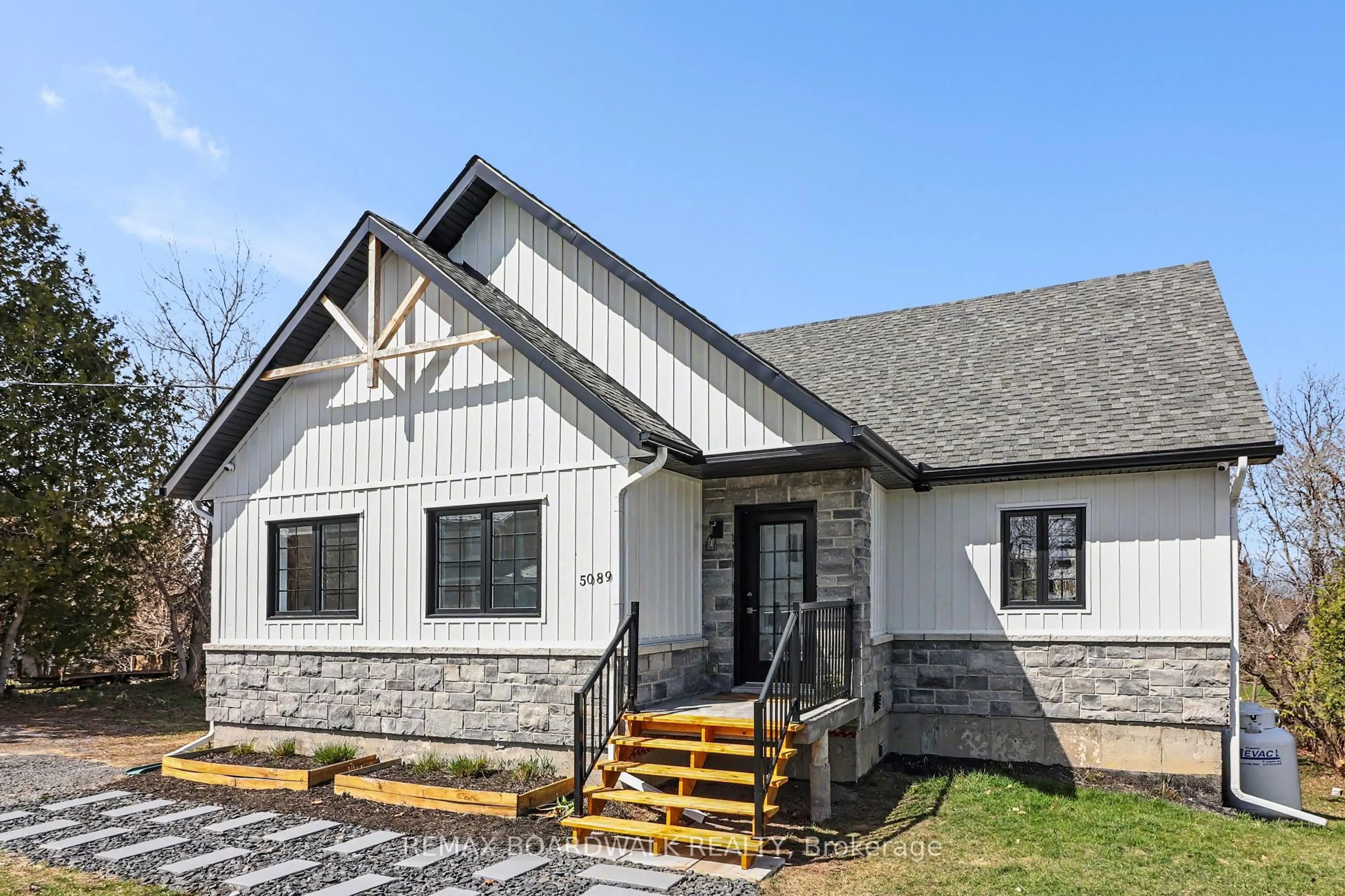 Home with vinyl exterior material, building for 5089 County Rd 10 Rd, The Nation Ontario K0B 1G0