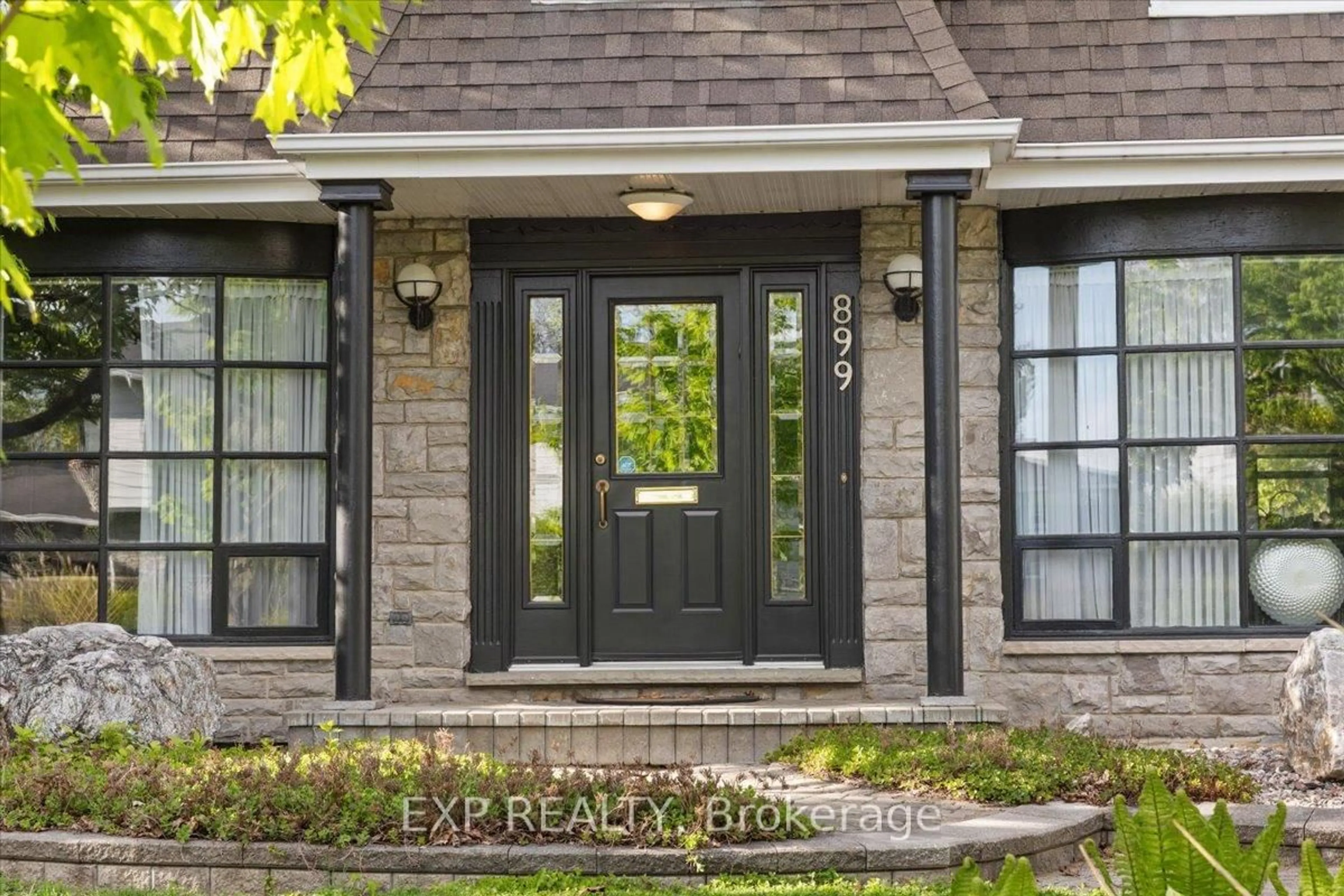 Indoor entryway for 899 Dresden Cres, Ottawa Ontario K2B 5H8