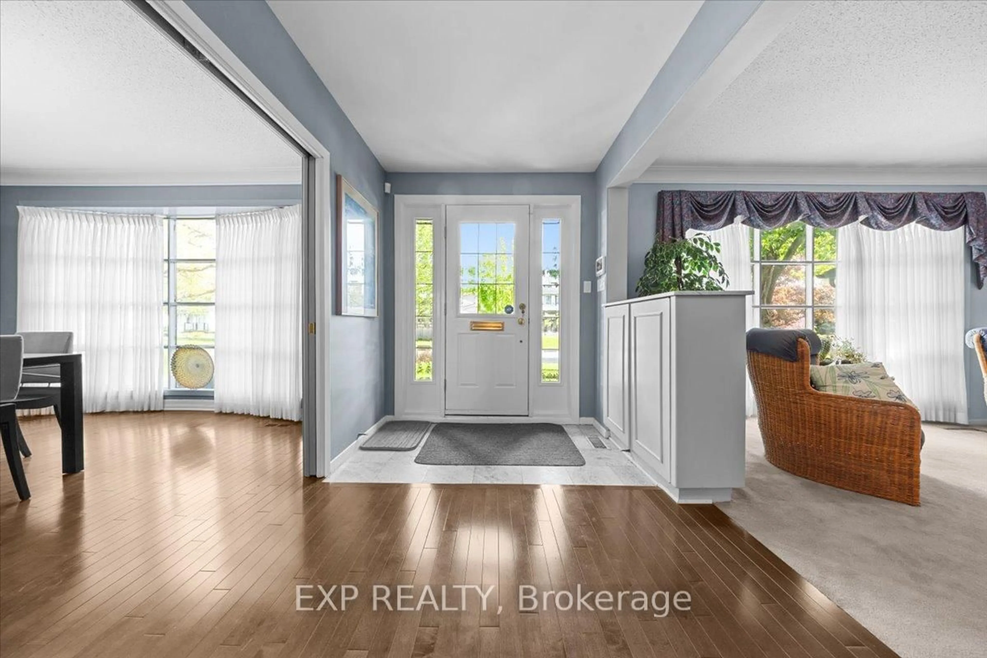Indoor entryway for 899 Dresden Cres, Ottawa Ontario K2B 5H8