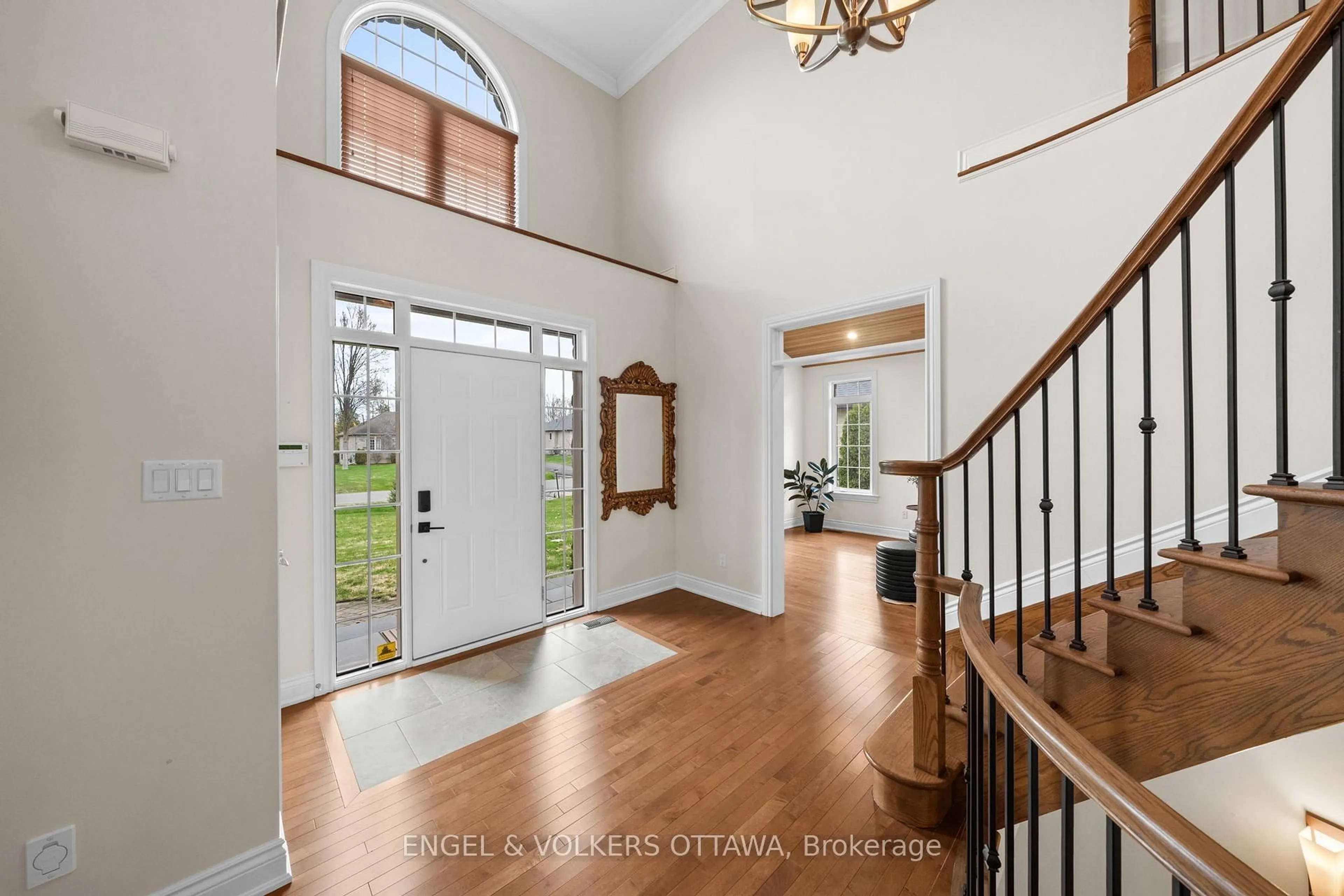 Indoor entryway for 6842 South Village Dr, Greely Ontario K4P 0A5