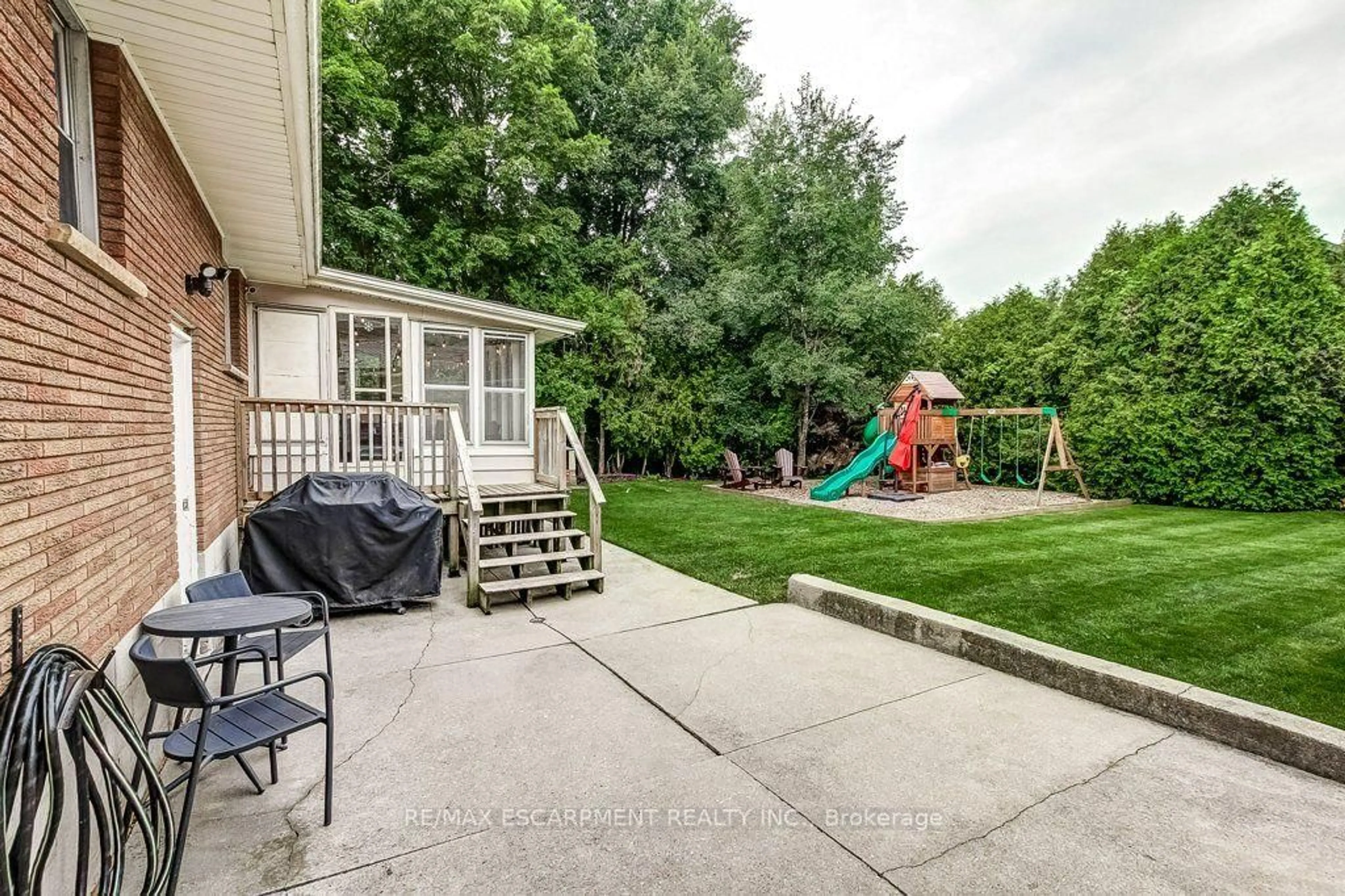 Patio, street for 56 Barton St, Hamilton Ontario L0R 2H0