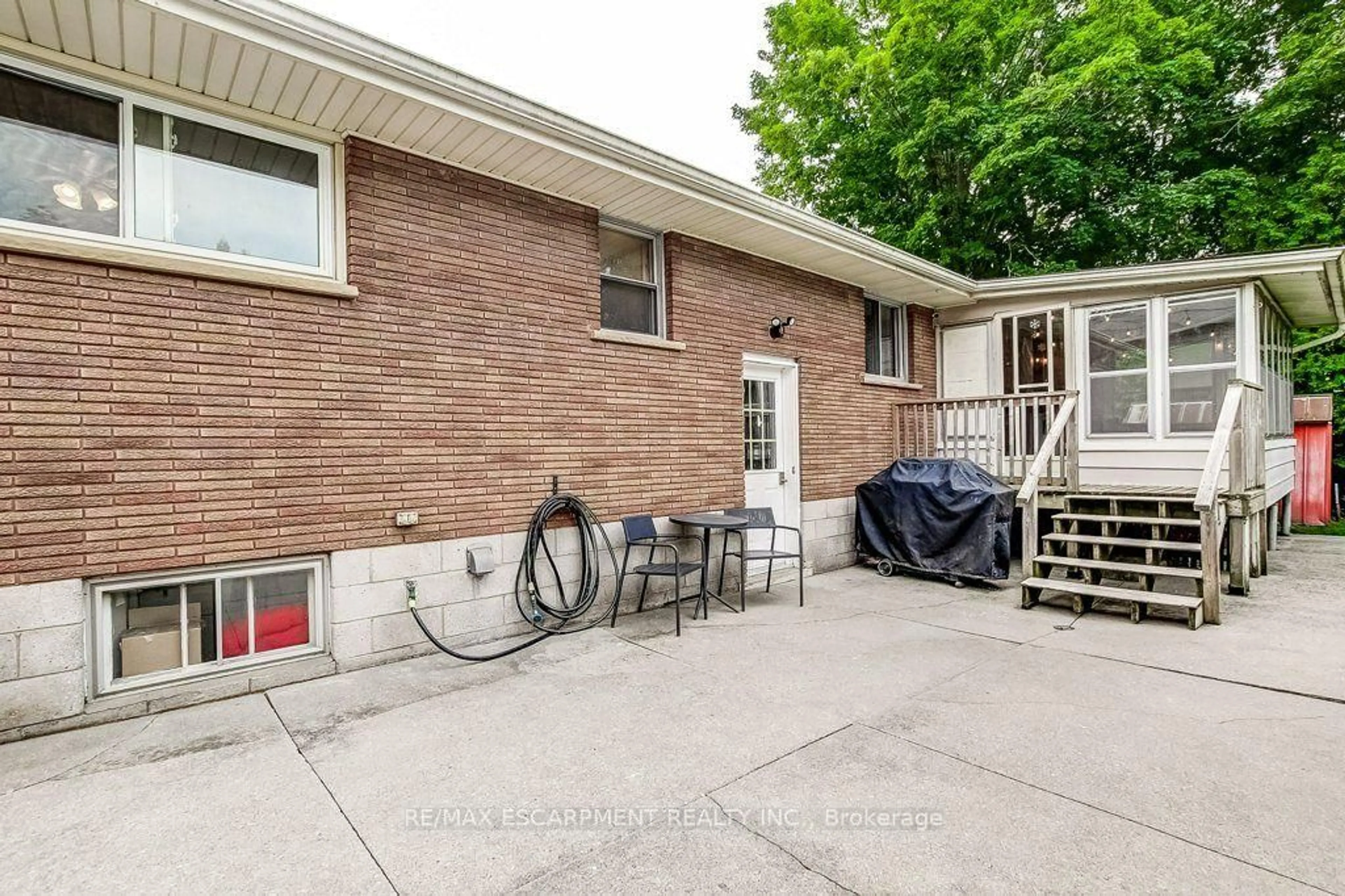 Patio, street for 56 Barton St, Hamilton Ontario L0R 2H0