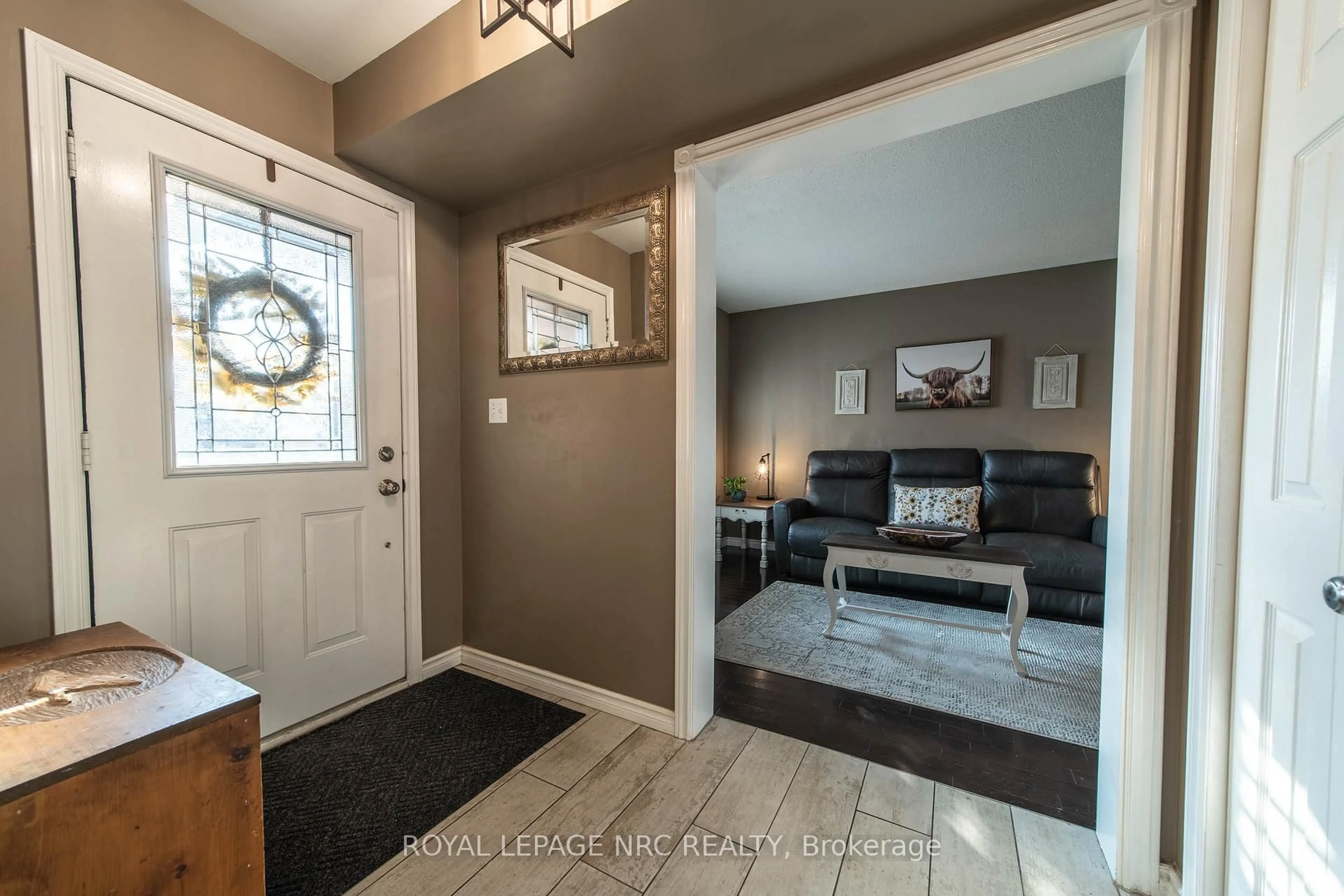 Indoor entryway for 5830 Aspen Crt, Niagara Falls Ontario L2G 7V3