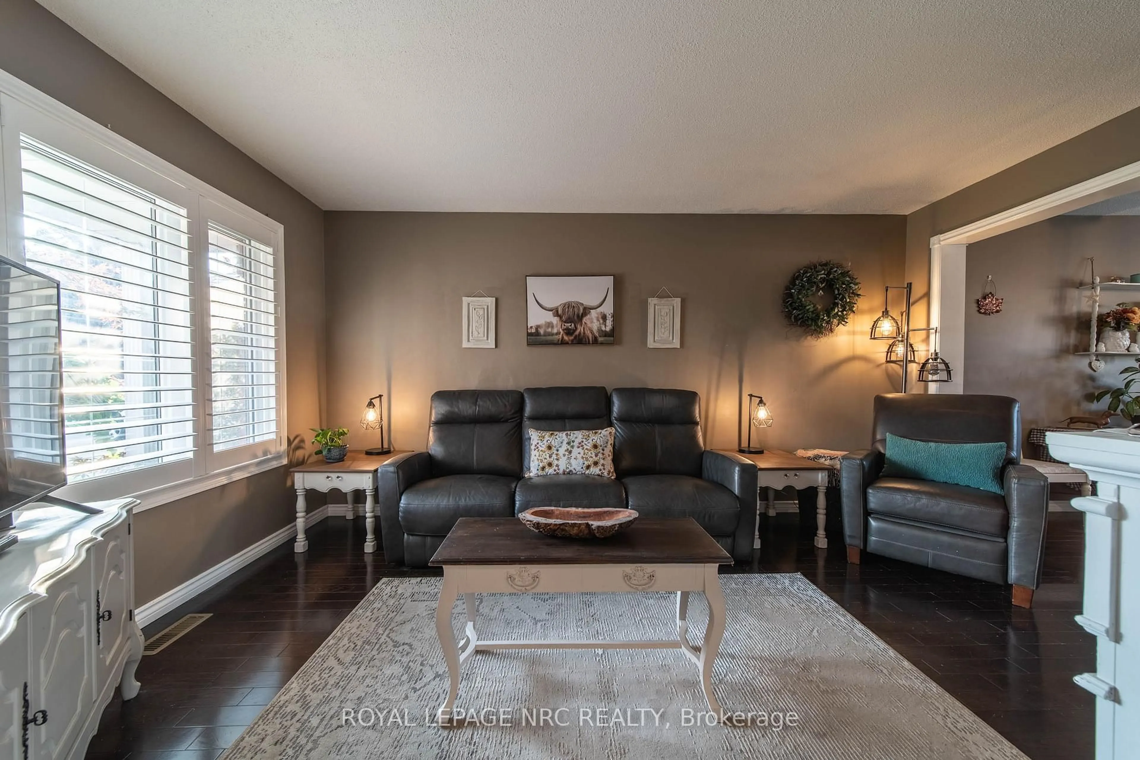 Living room with furniture, unknown for 5830 Aspen Crt, Niagara Falls Ontario L2G 7V3