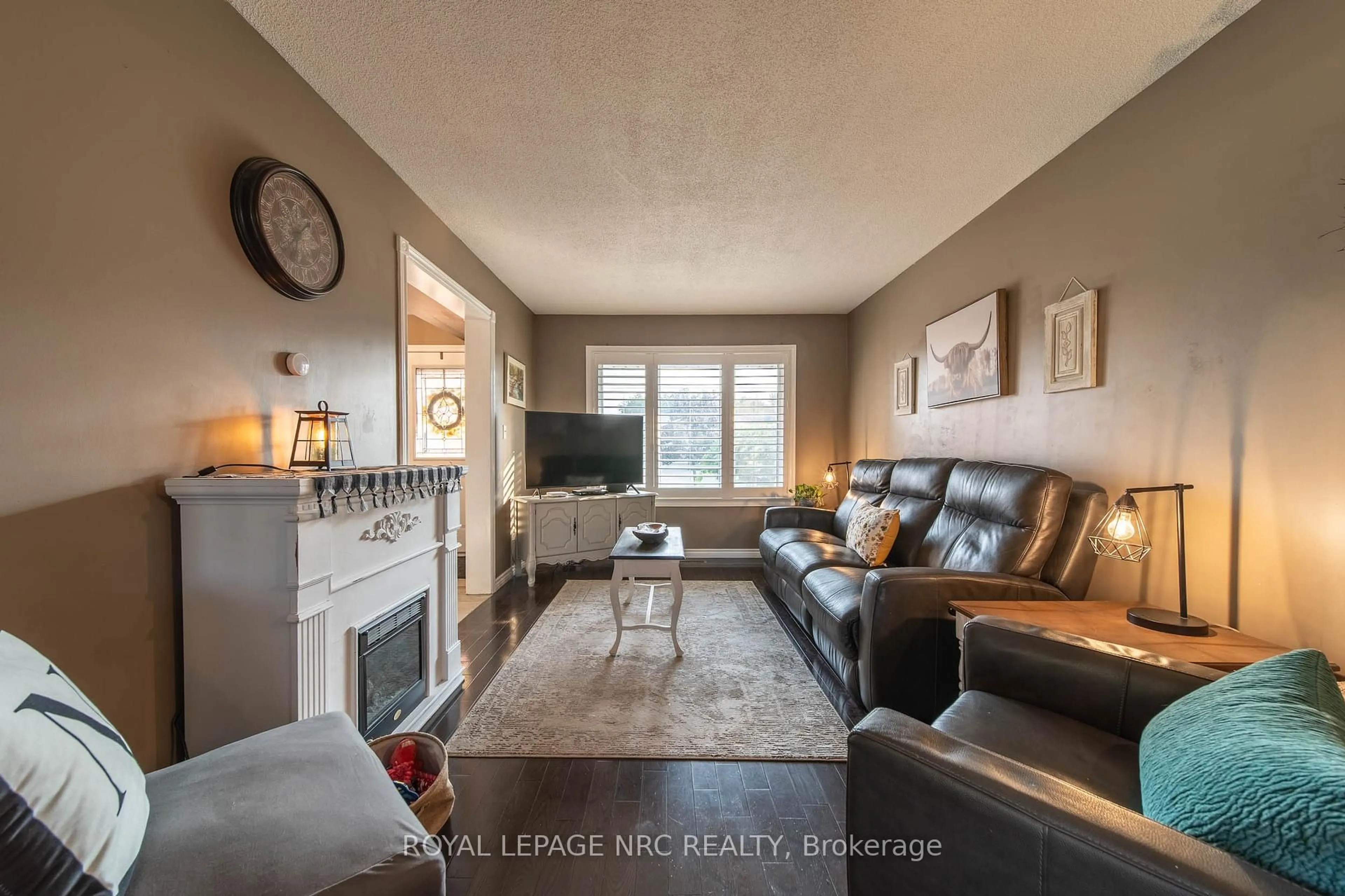 Living room with furniture, wood/laminate floor for 5830 Aspen Crt, Niagara Falls Ontario L2G 7V3