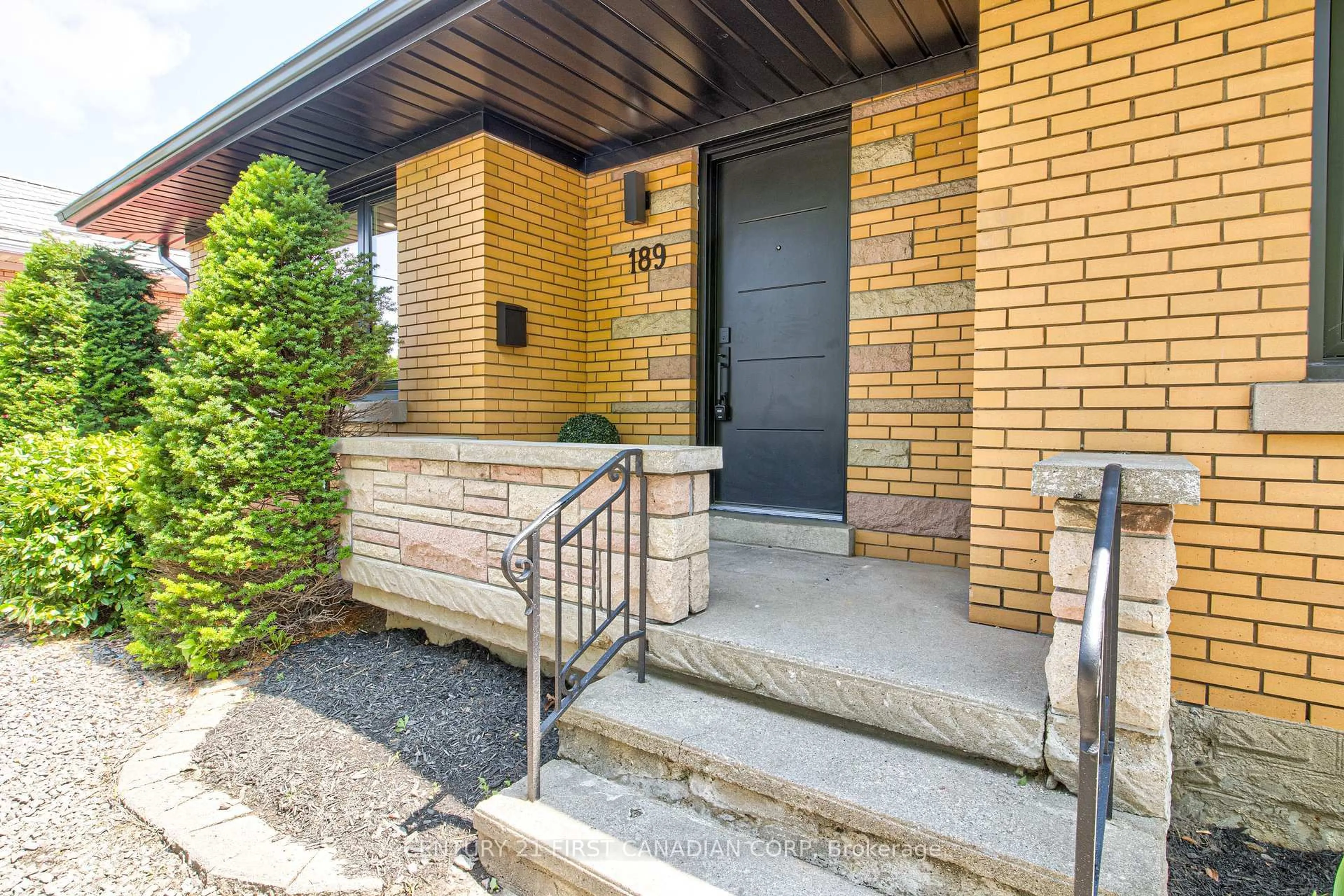 Home with brick exterior material, street for 189 EIGHTH Ave, Kitchener Ontario N2C 1S5