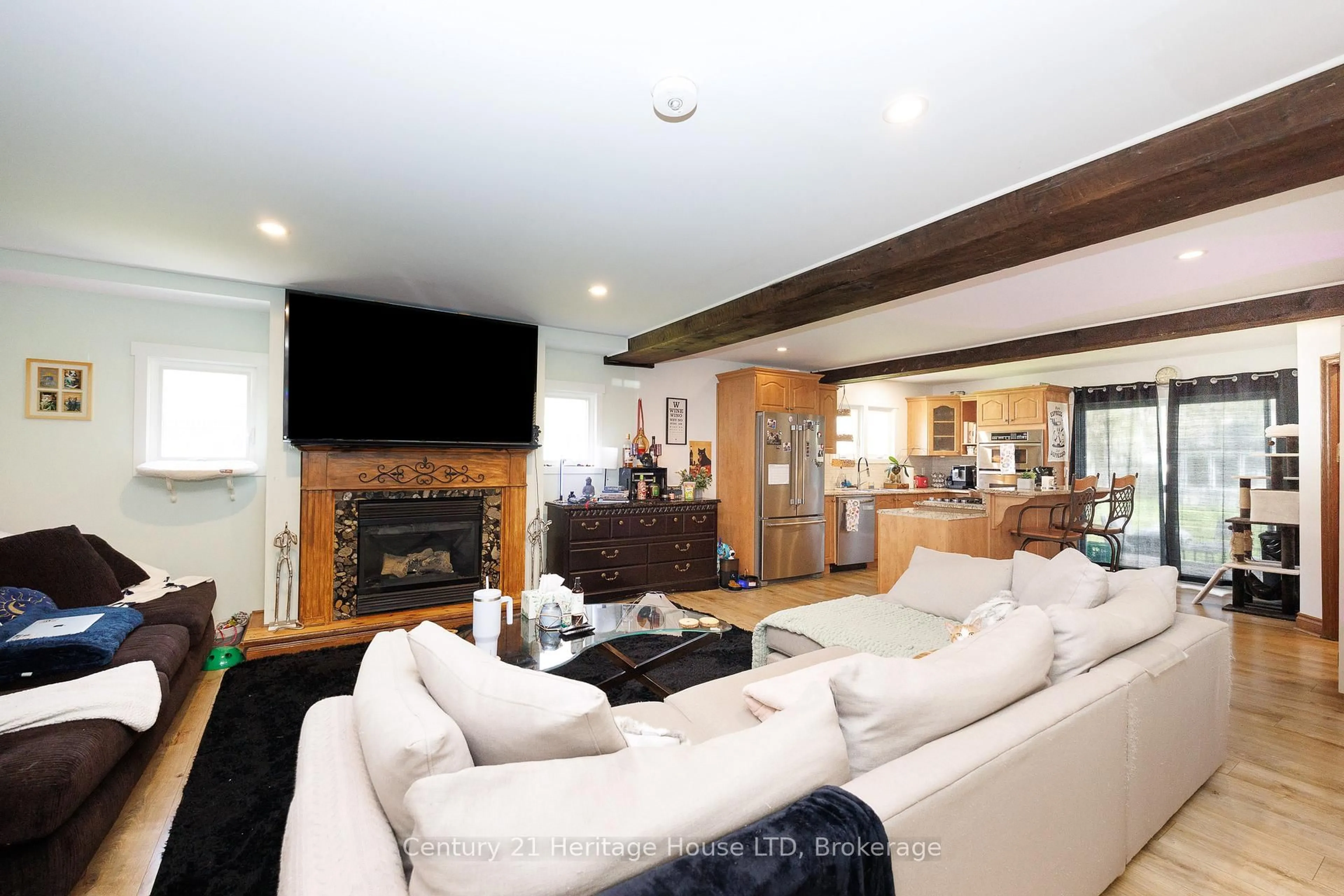 Living room with furniture, unknown for 3054 Thunder Bay Rd, Fort Erie Ontario L0S 1N0