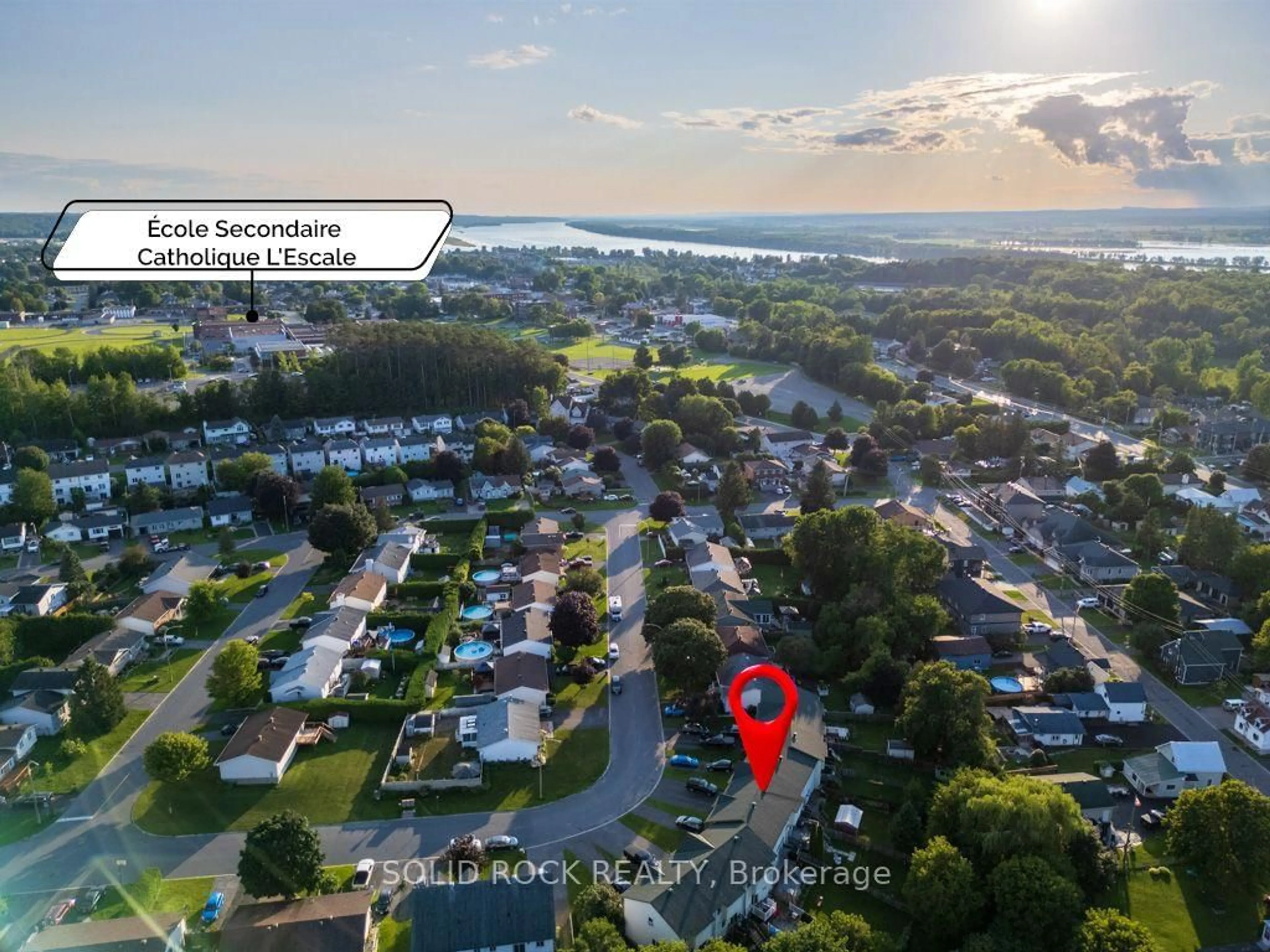 A pic from outside/outdoor area/front of a property/back of a property/a pic from drone, water/lake/river/ocean view for 733 Morris St, Clarence-Rockland Ontario K4K 1M9