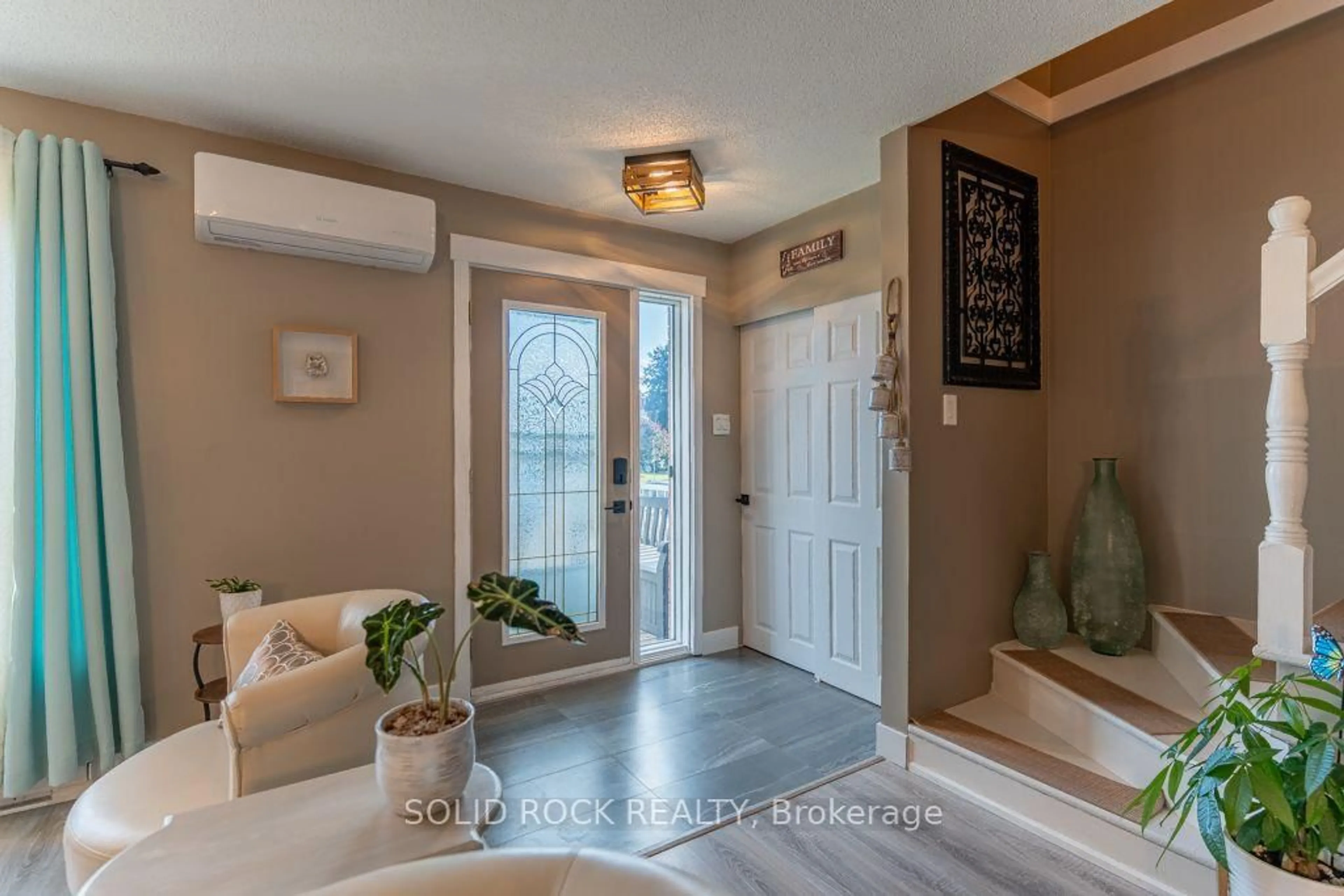 Indoor entryway for 733 Morris St, Clarence-Rockland Ontario K4K 1M9