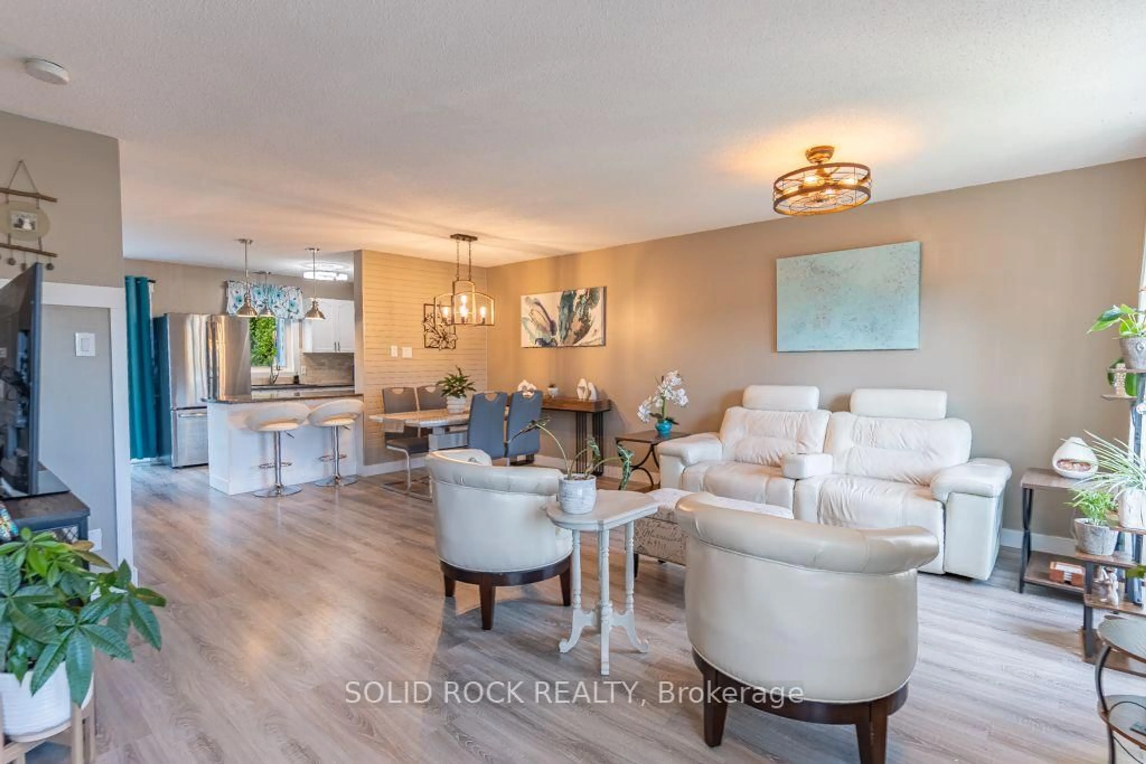 Living room with furniture, wood/laminate floor for 733 Morris St, Clarence-Rockland Ontario K4K 1M9