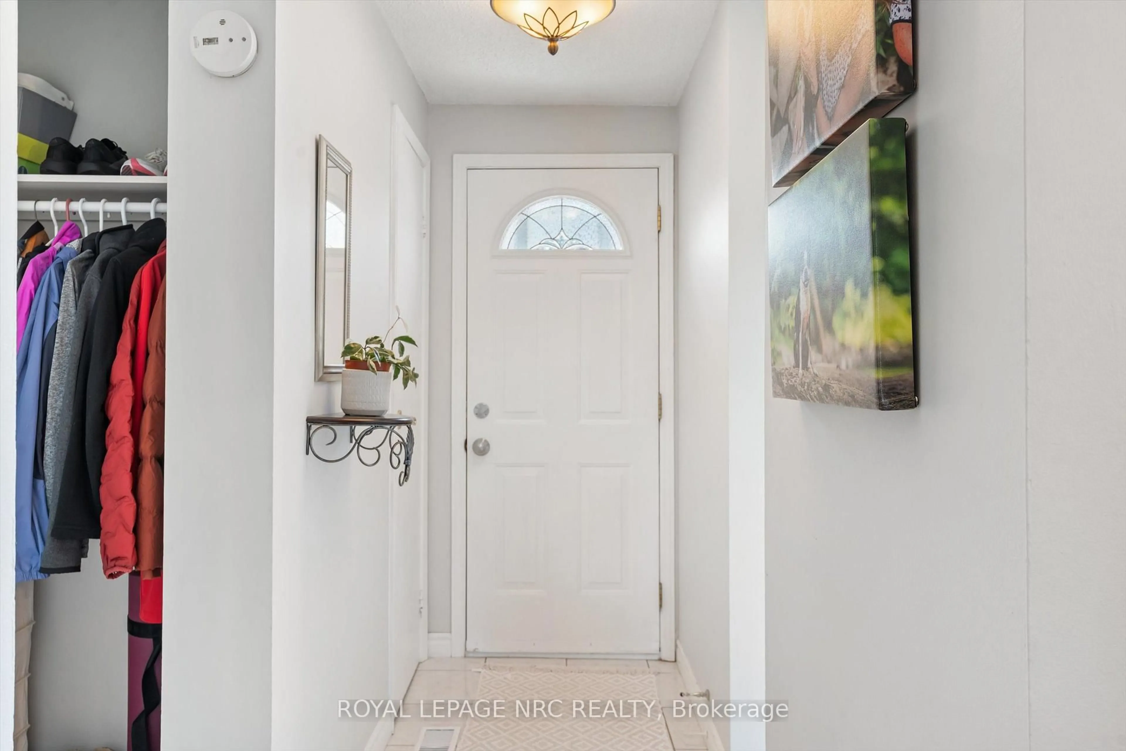 Indoor entryway for 6767 Thorold Stone Rd #6, Niagara Falls Ontario L2J 3W9