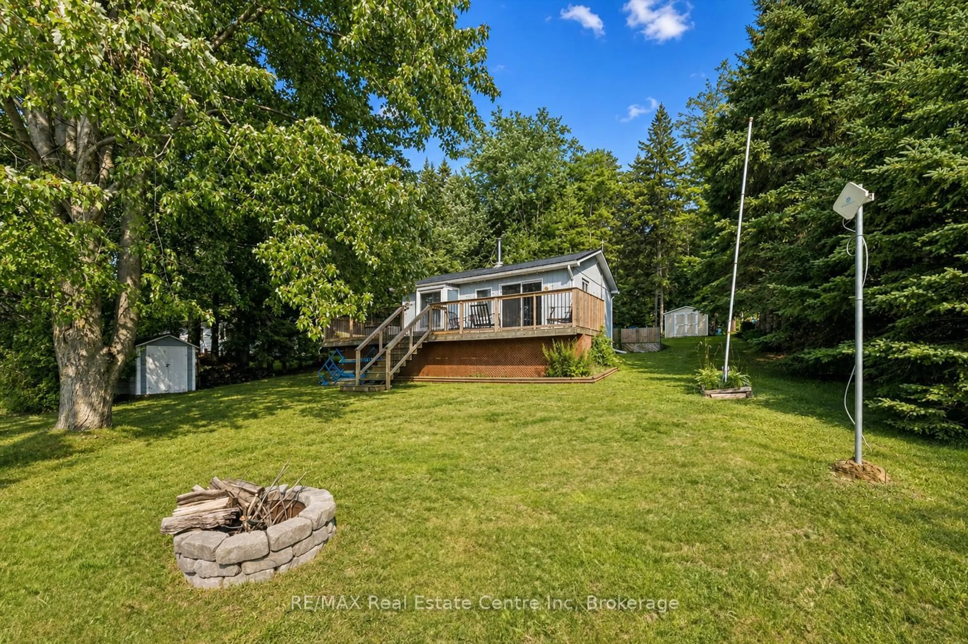 A pic from outside/outdoor area/front of a property/back of a property/a pic from drone, water/lake/river/ocean view for 729 SEVENTH St, Centre Wellington Ontario N0B 1J0