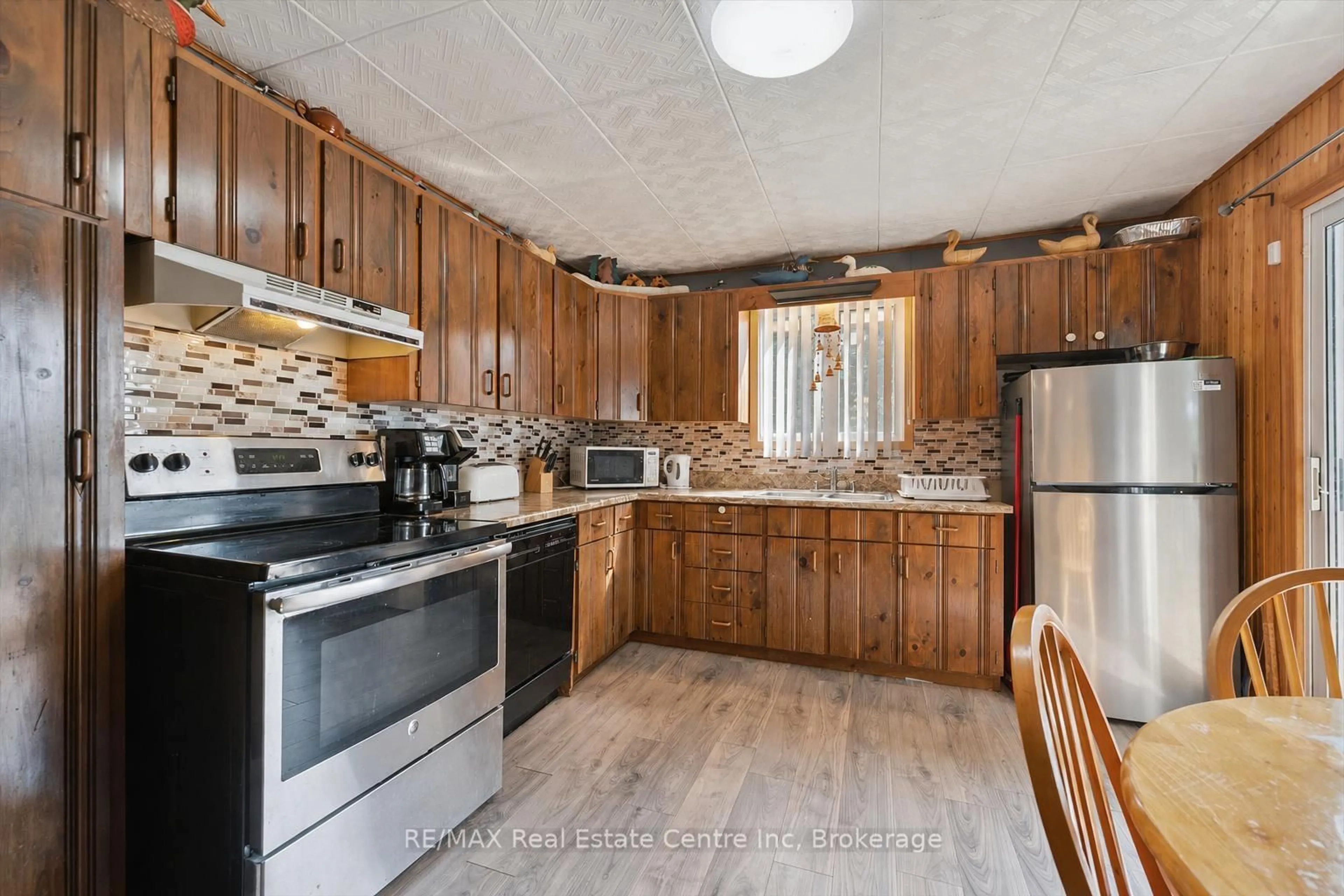 Standard kitchen, unknown for 729 SEVENTH St, Centre Wellington Ontario N0B 1J0