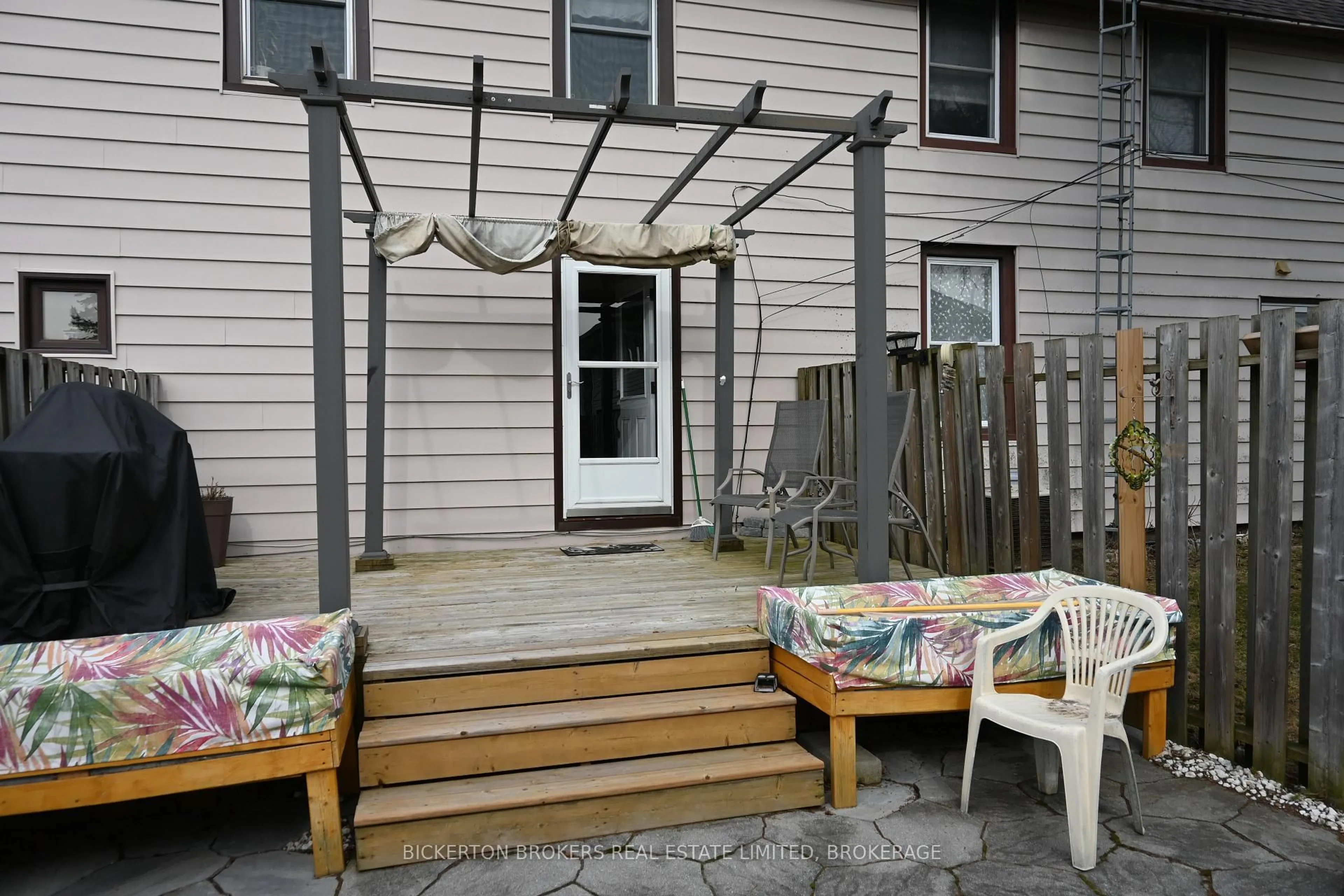 Patio, street for 292 William St, Gananoque Ontario K7G 1S5