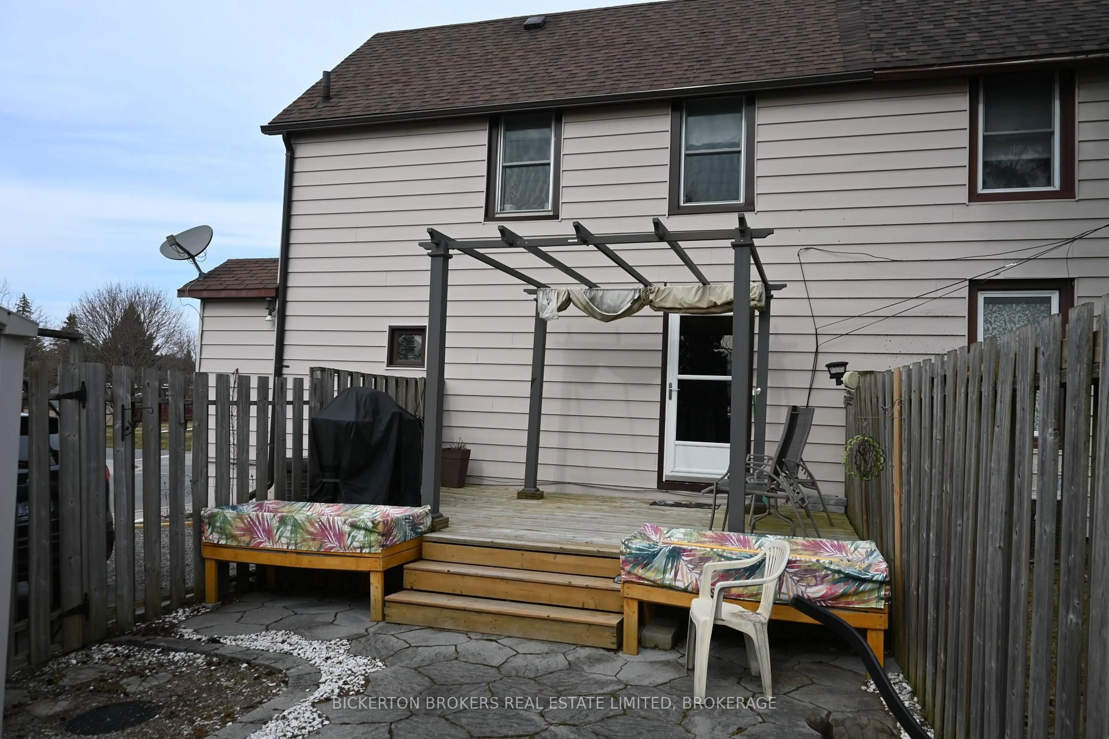 Patio, street for 292 William St, Gananoque Ontario K7G 1S5