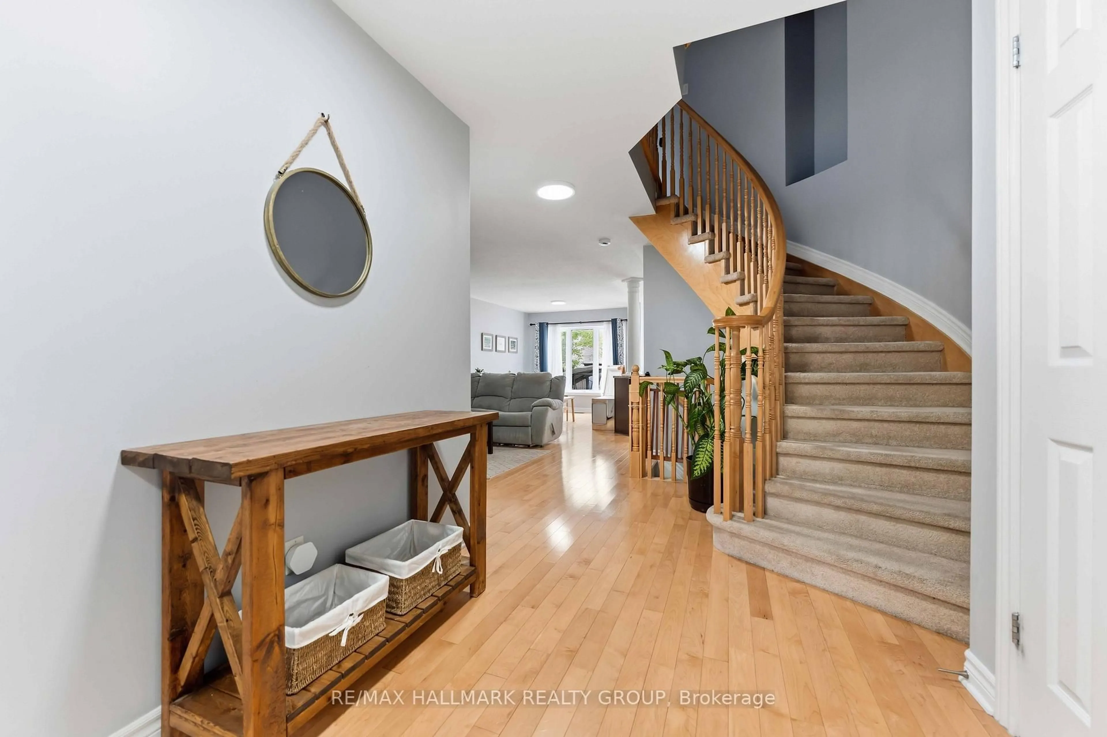 Indoor entryway for 125 Montmorency Way, Ottawa Ontario K4A 0J1