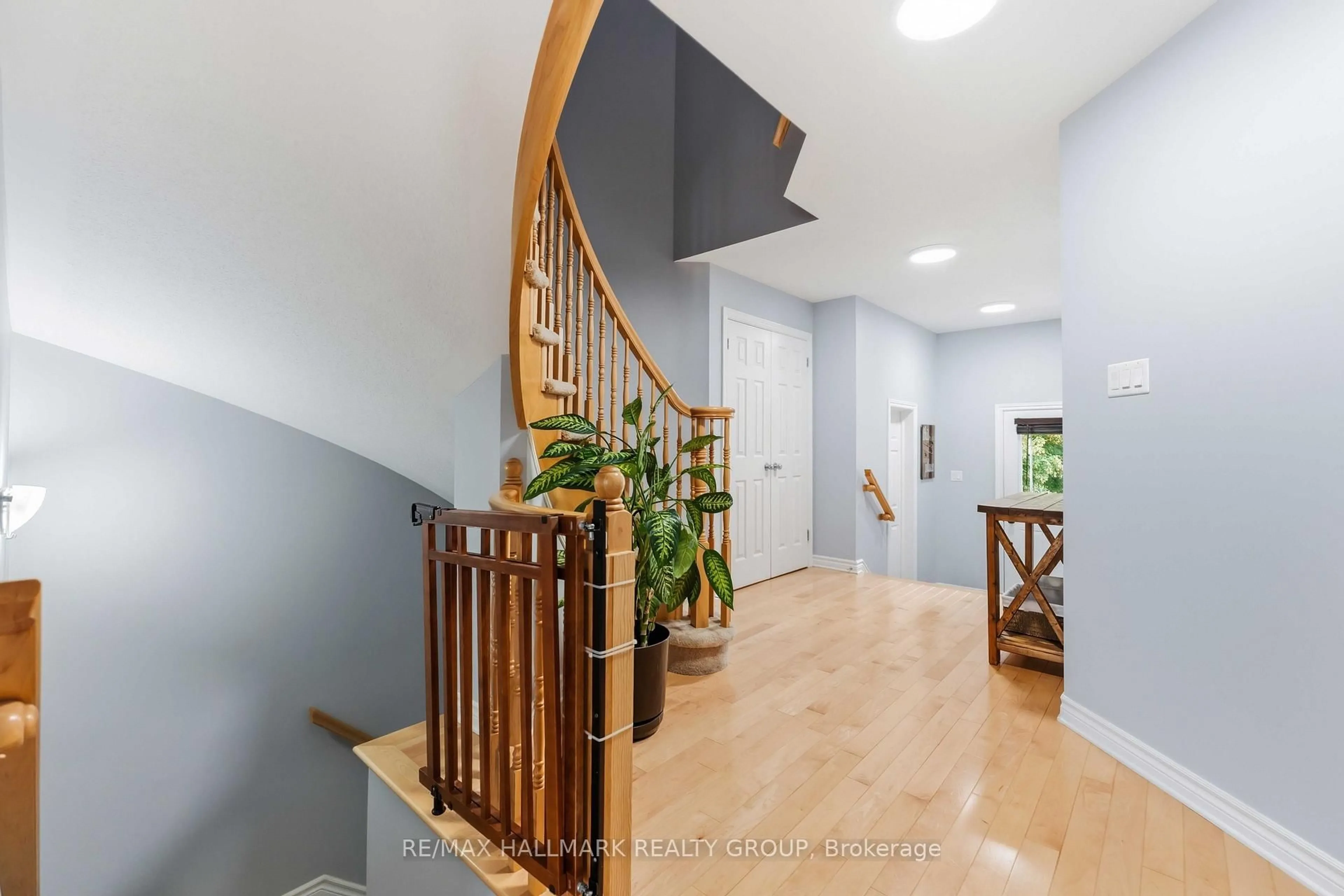 Indoor foyer for 125 Montmorency Way, Ottawa Ontario K4A 0J1