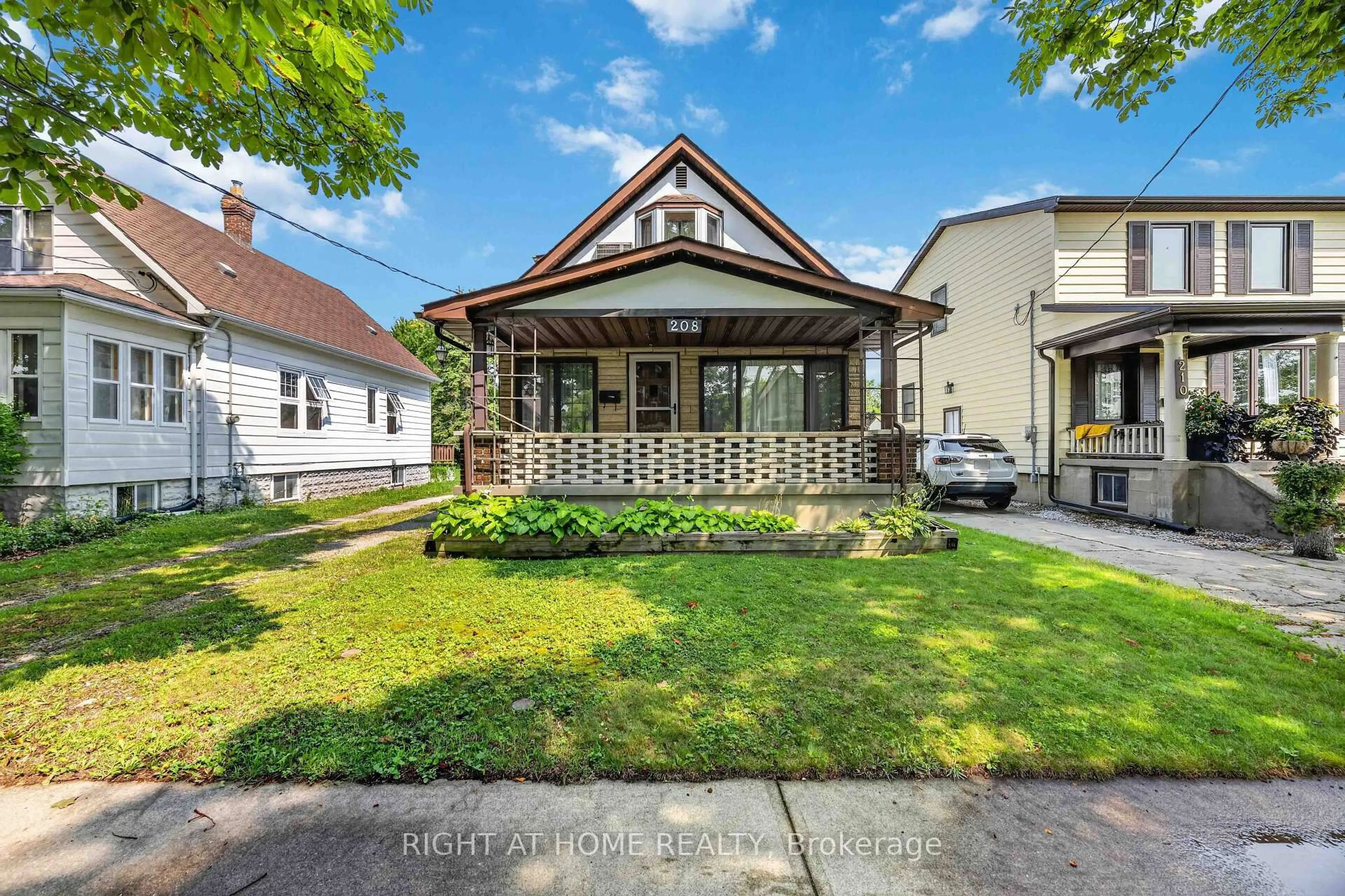Unknown for 208 Ross Ave, Sarnia Ontario N7T 1J7