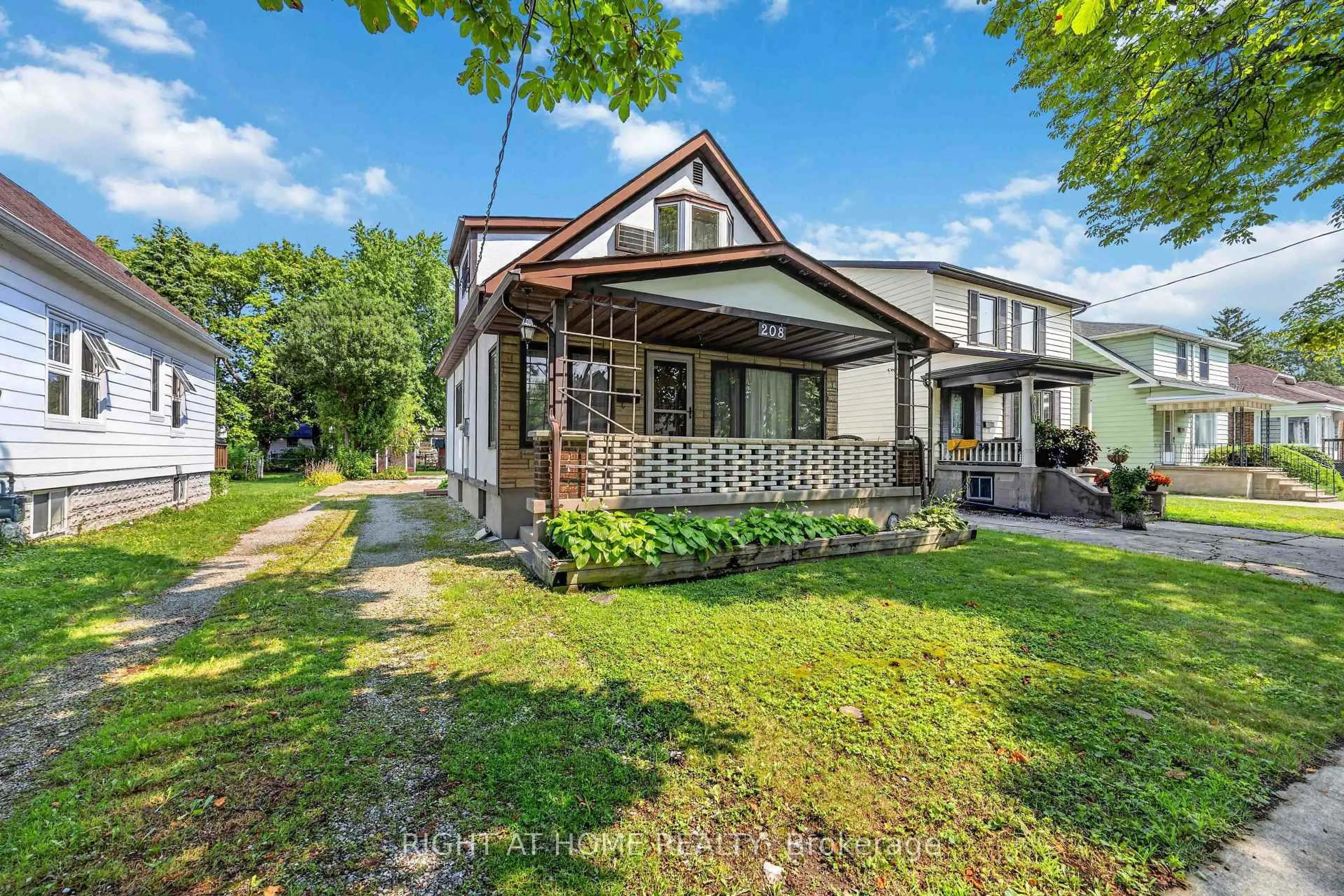 Unknown for 208 Ross Ave, Sarnia Ontario N7T 1J7