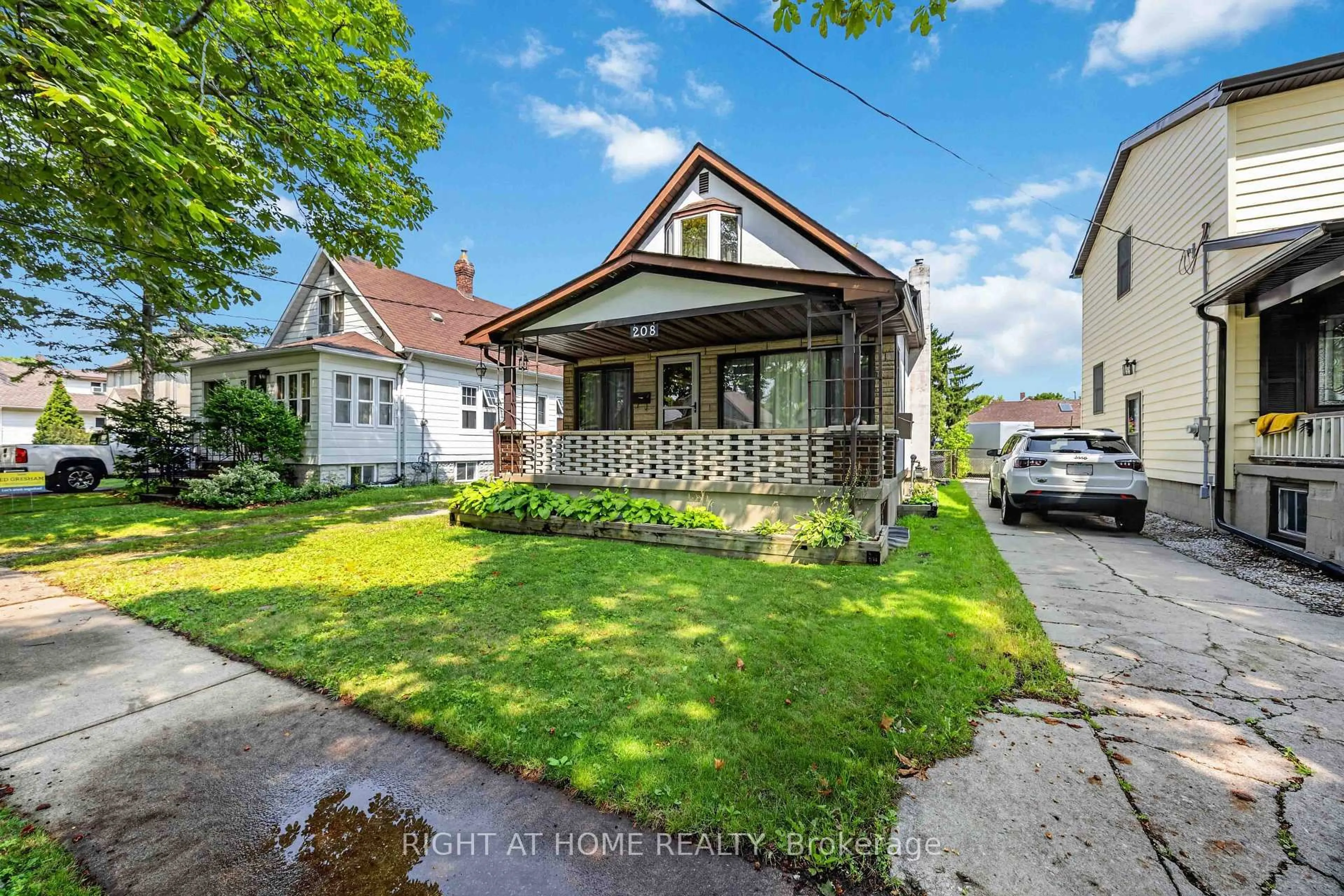 A pic from outside/outdoor area/front of a property/back of a property/a pic from drone, street for 208 Ross Ave, Sarnia Ontario N7T 1J7