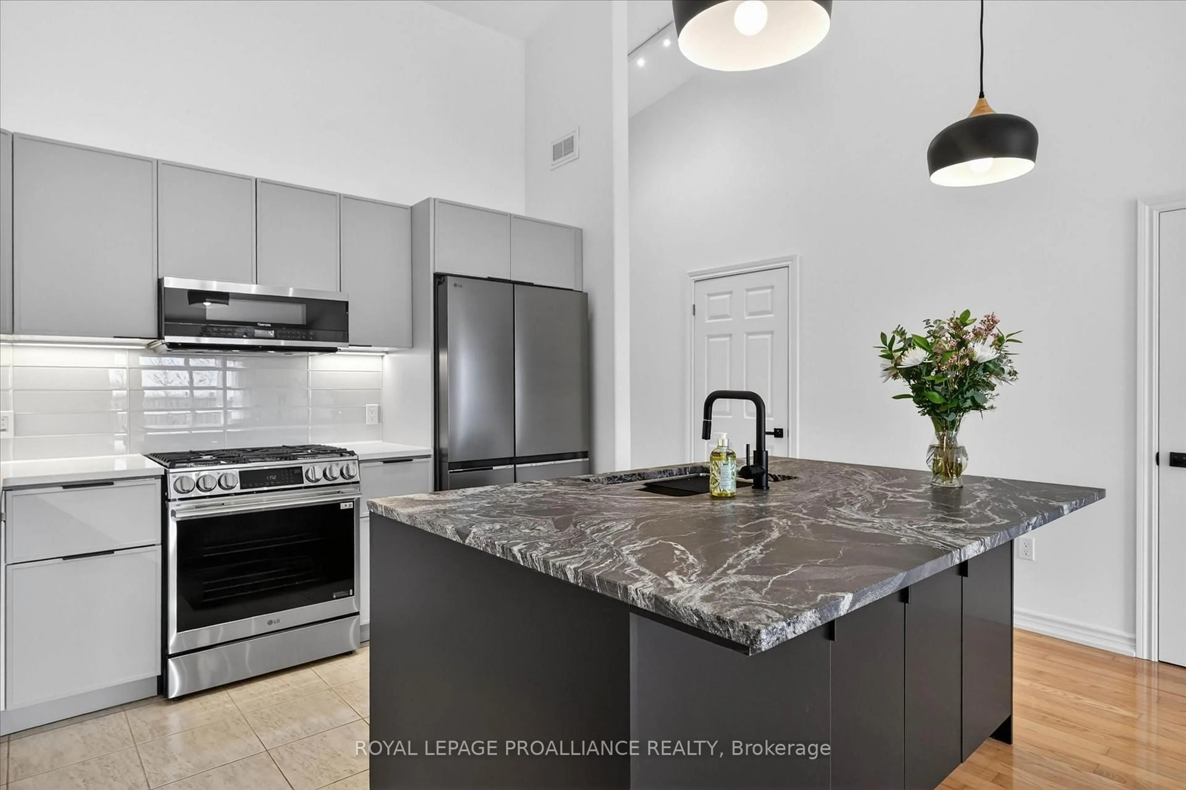 Open concept kitchen, ceramic/tile floor for 138 Village Cres, Peterborough Ontario K9J 0A9