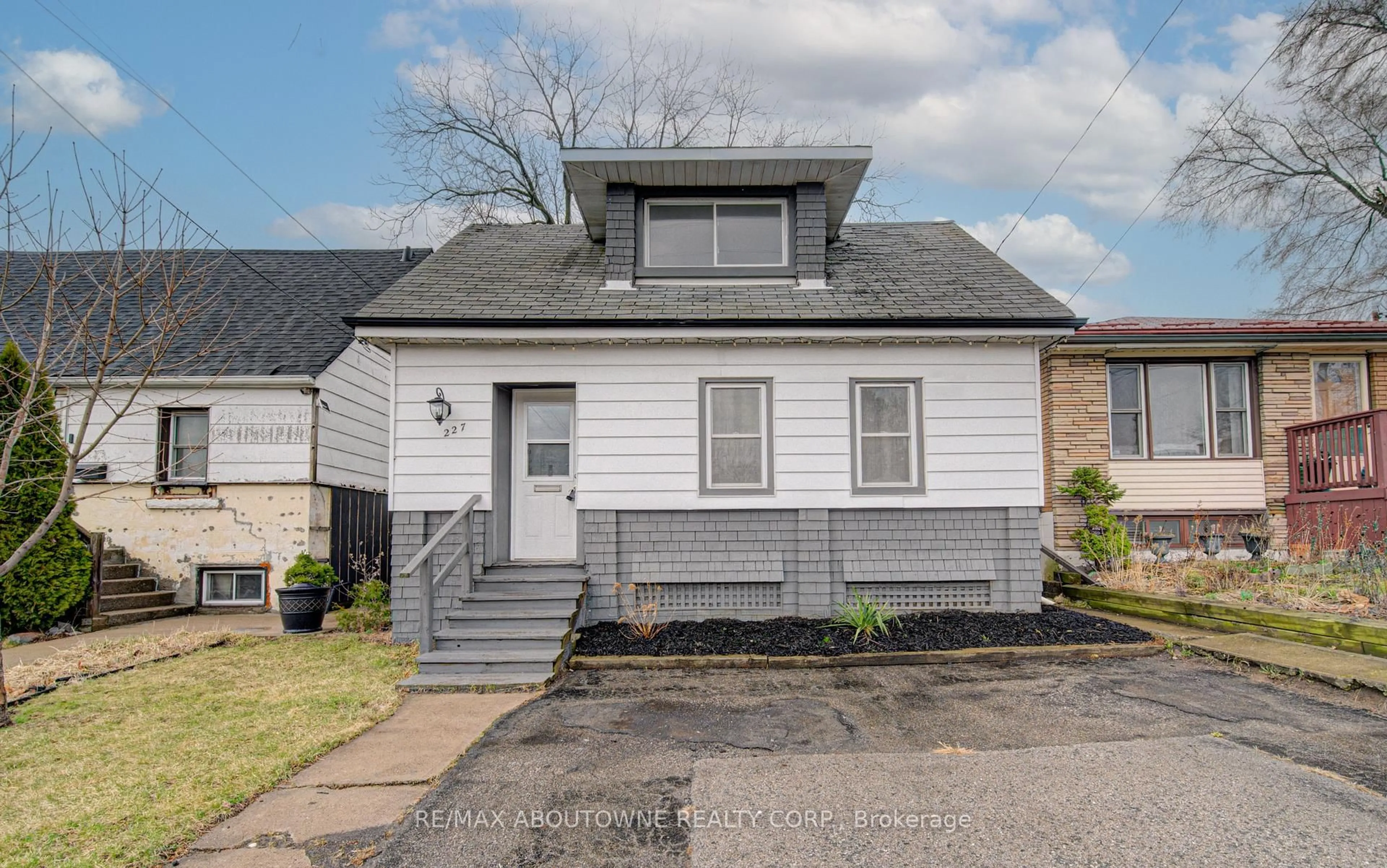 Home with vinyl exterior material, street for 227 East 23rd St, Hamilton Ontario L8V 2X2