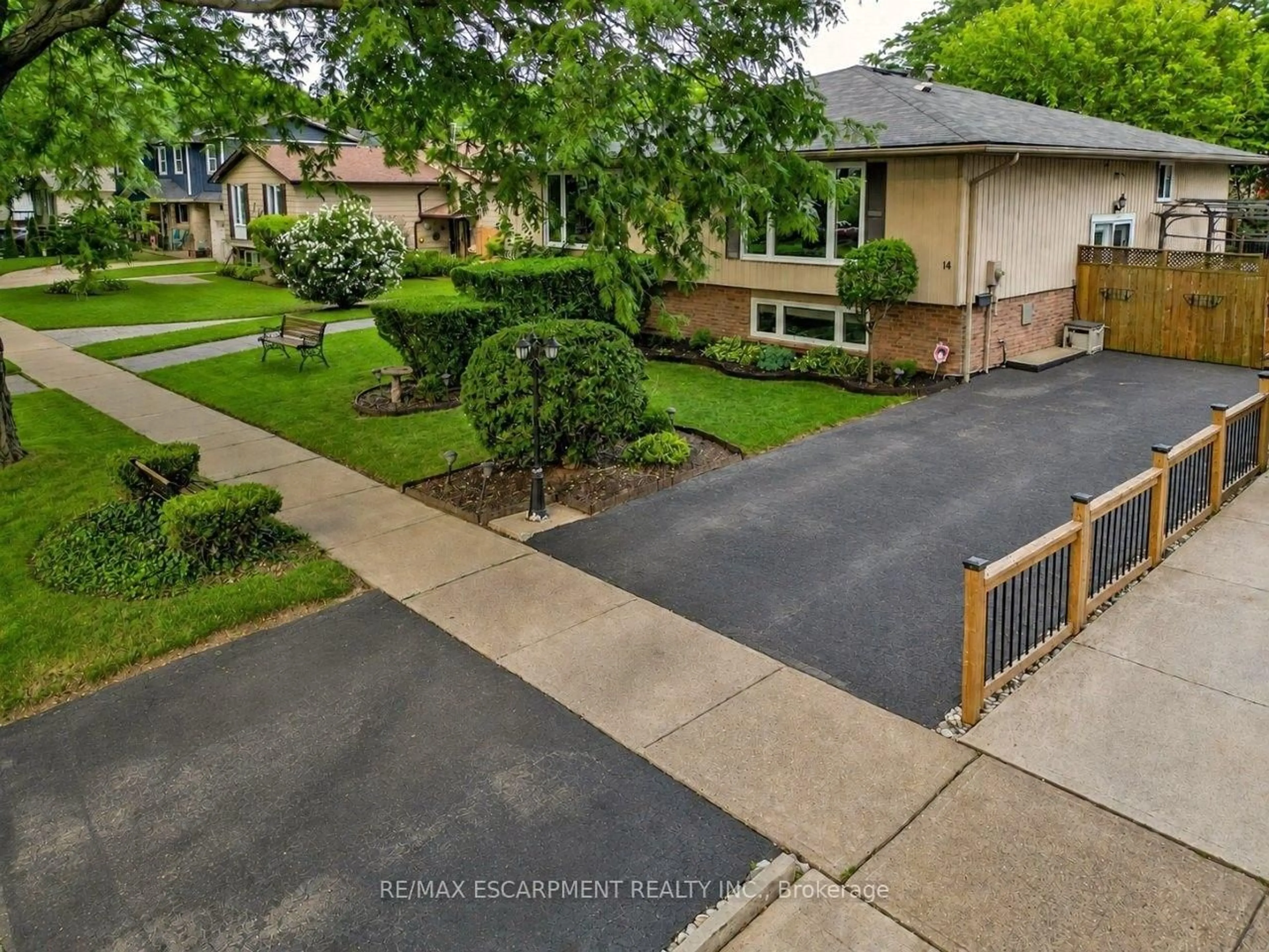 A pic from outside/outdoor area/front of a property/back of a property/a pic from drone, street for 14 Woodeden Rd, Grimsby Ontario L3M 4N4