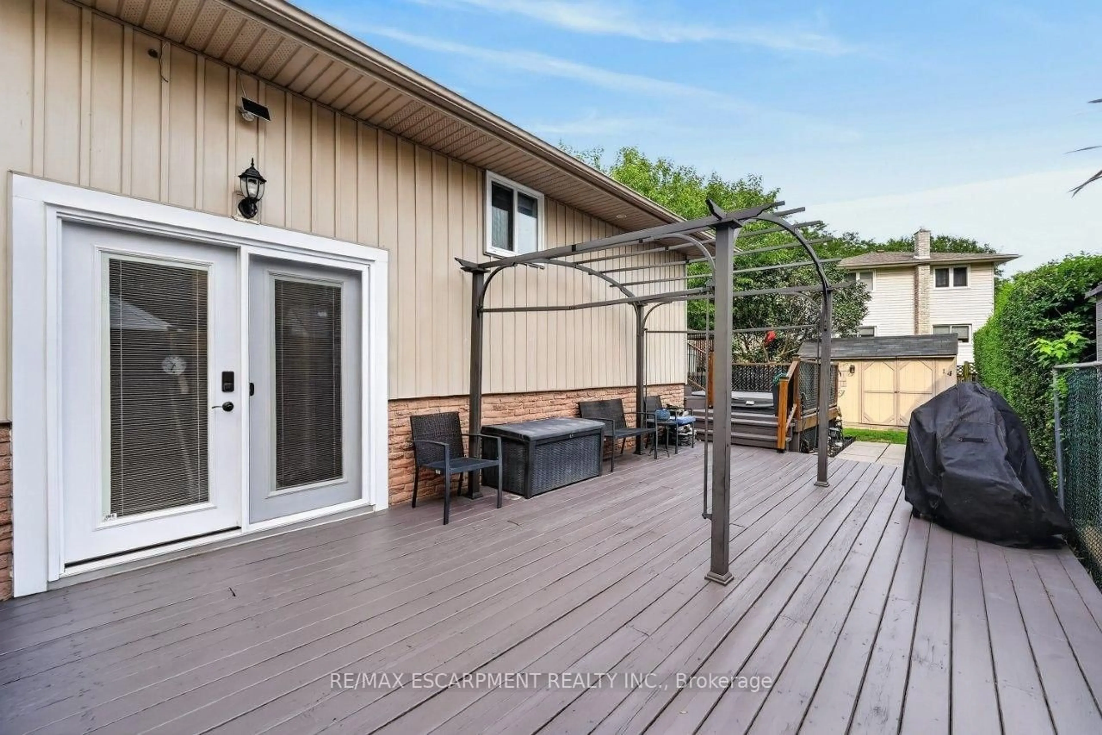 Patio, street for 14 Woodeden Rd, Grimsby Ontario L3M 4N4