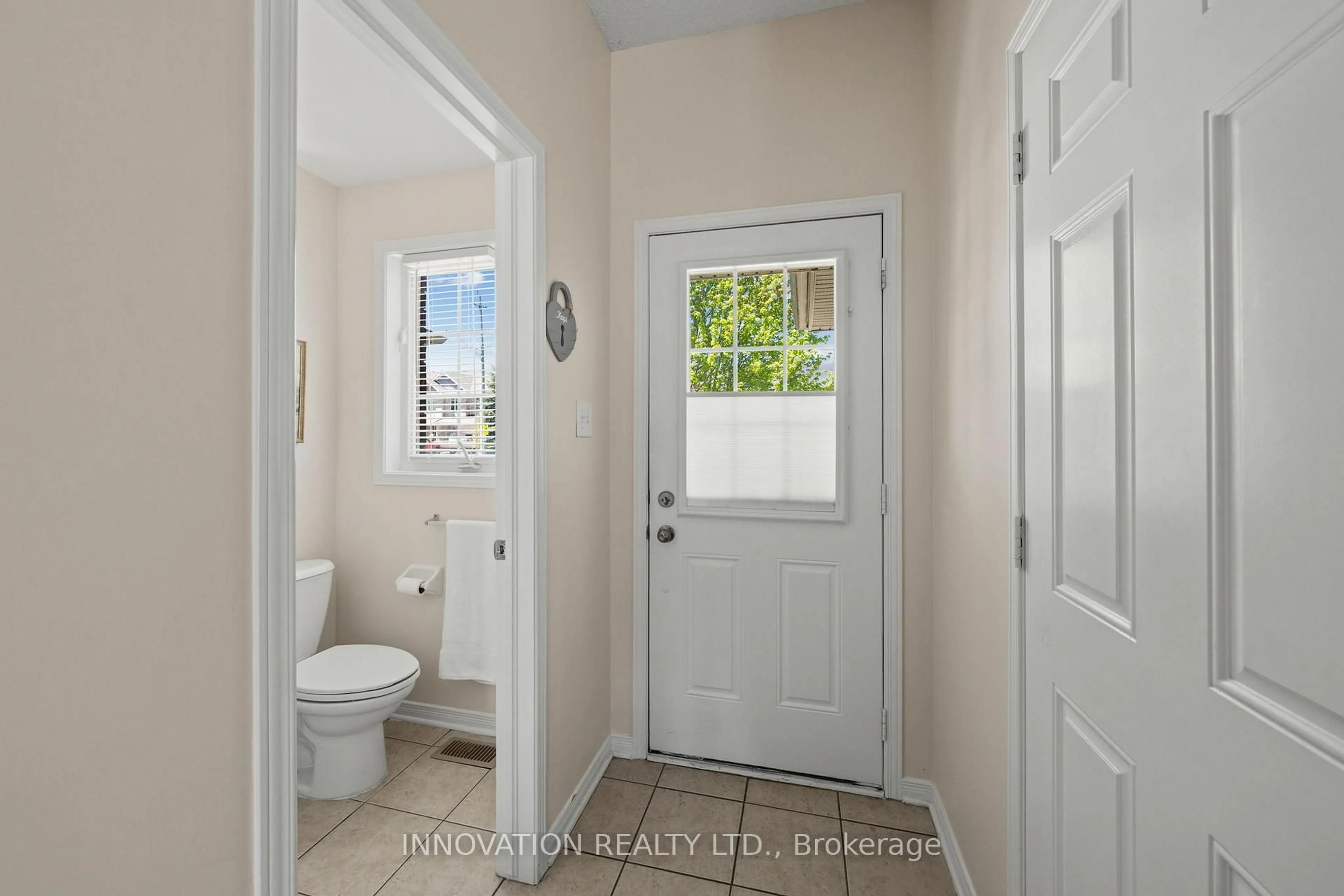 Indoor entryway for 974 Klondike Rd, Ottawa Ontario K2K 0C3