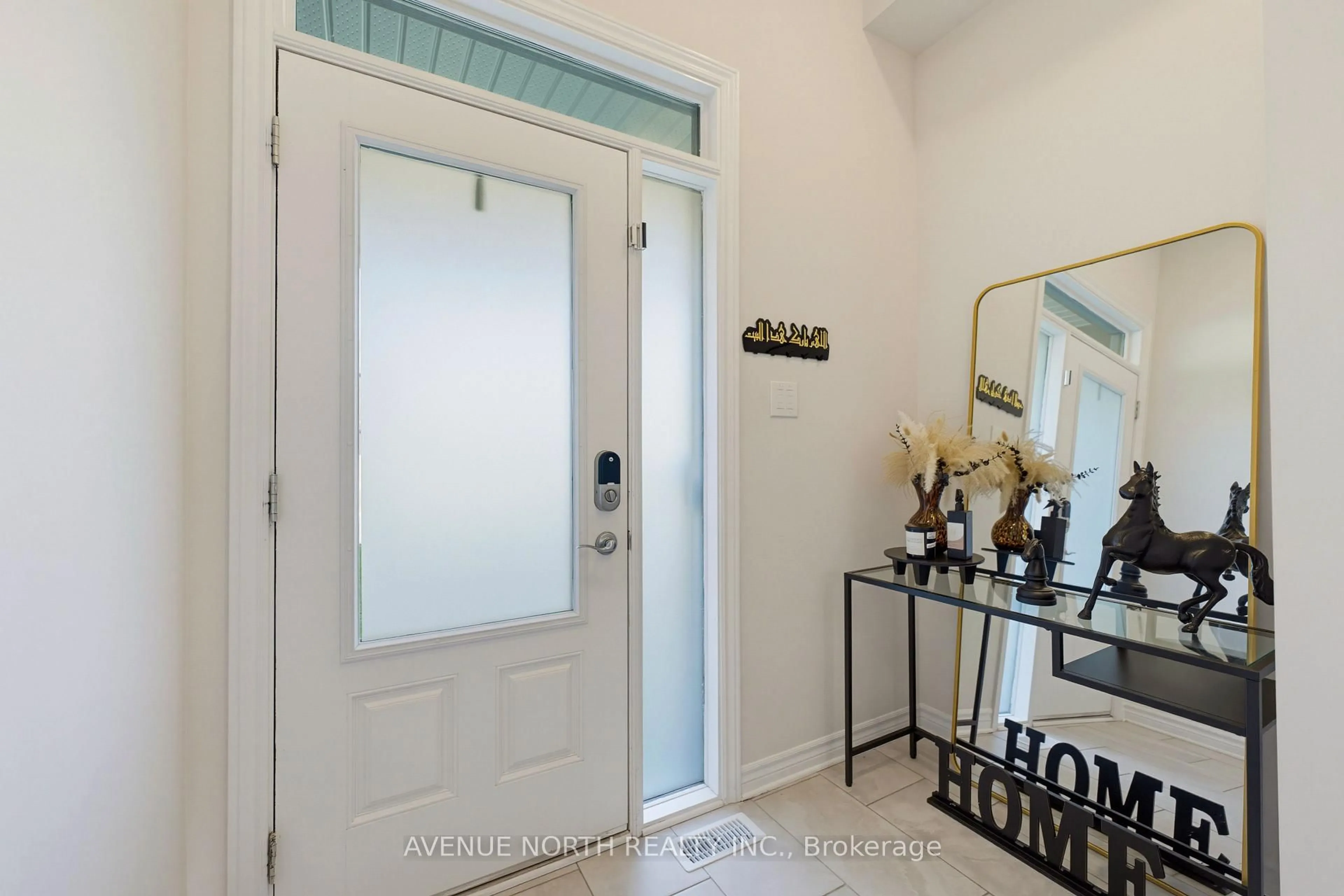 Indoor entryway for 321 Grackle St, Ottawa Ontario K1X 0G6
