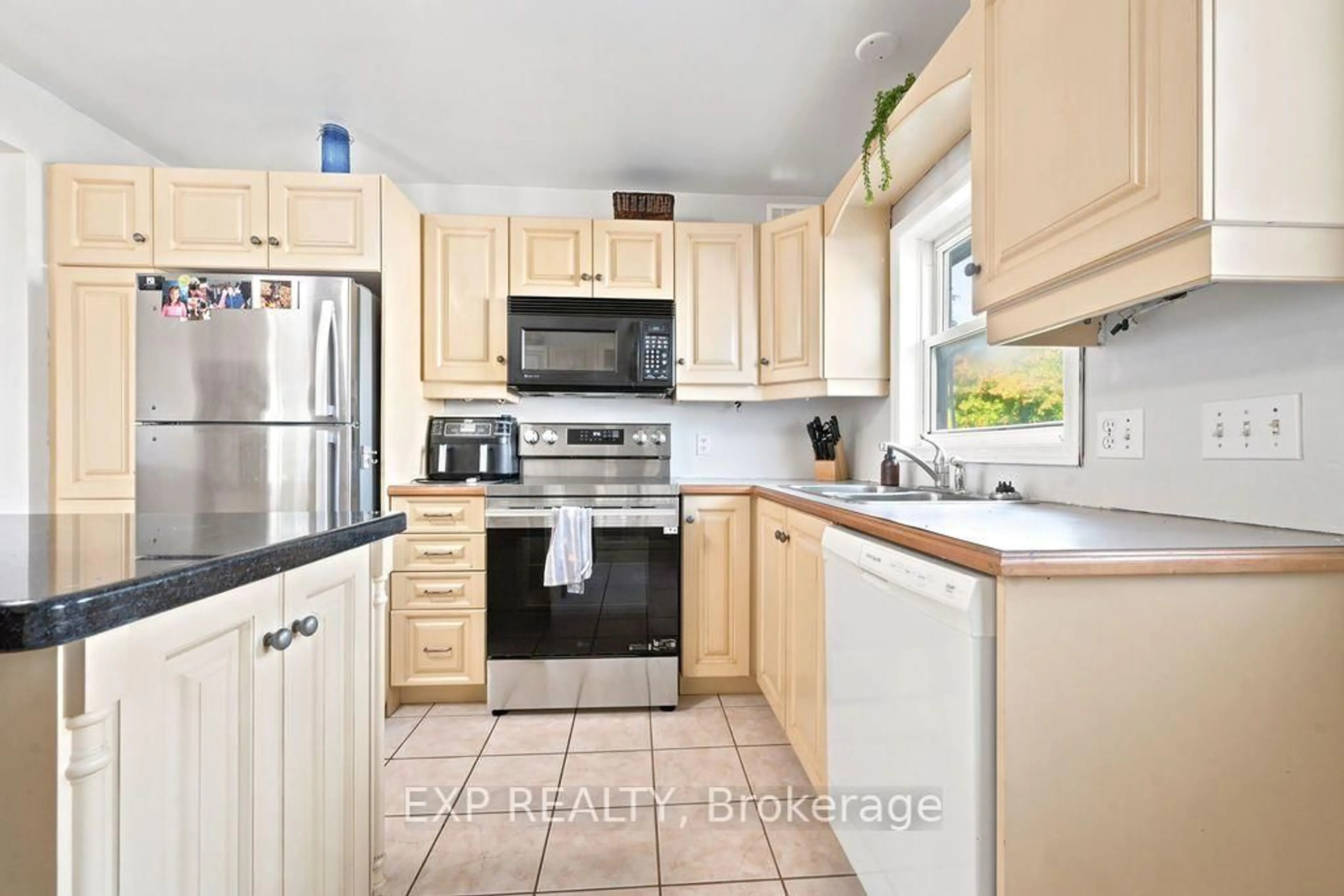 Standard kitchen, ceramic/tile floor for 468 Gillan Rd, Renfrew Ontario K7V 4L3