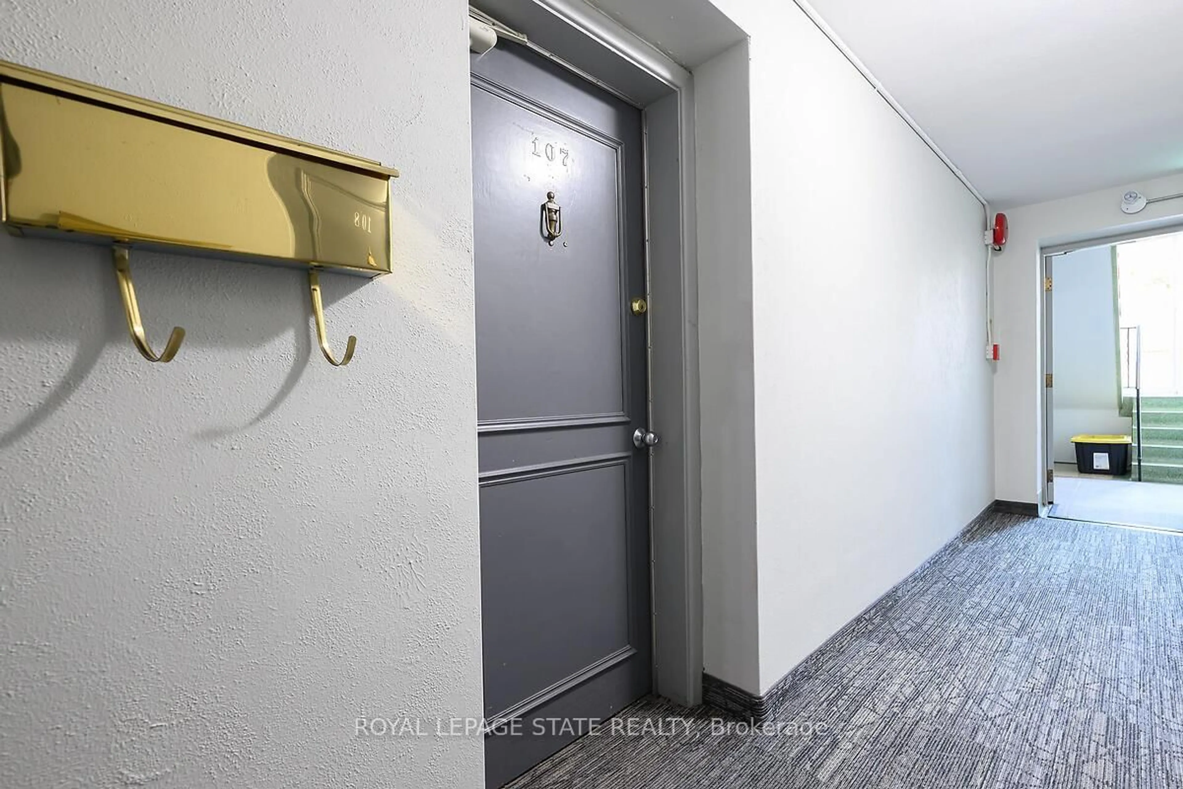 Indoor foyer for 9 Grant Blvd #107, Hamilton Ontario L9H 4L5