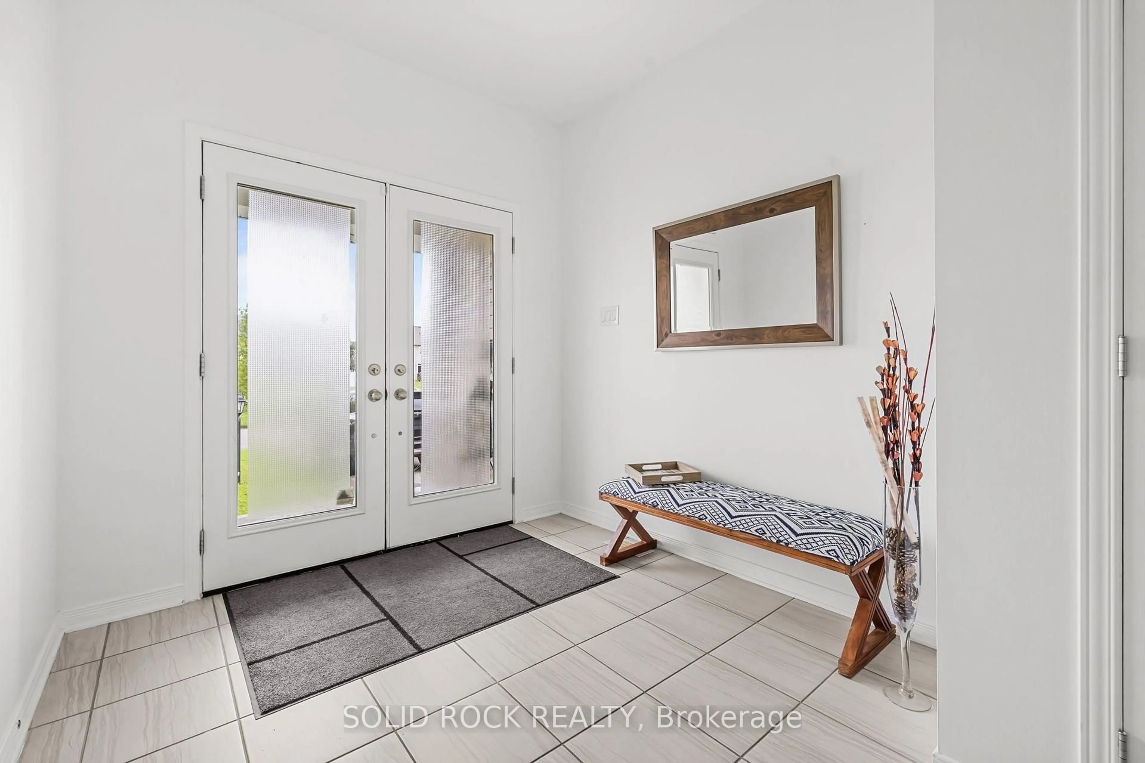 Indoor entryway for 6617 Calwood Ave, Greely Ontario K4P 1H1
