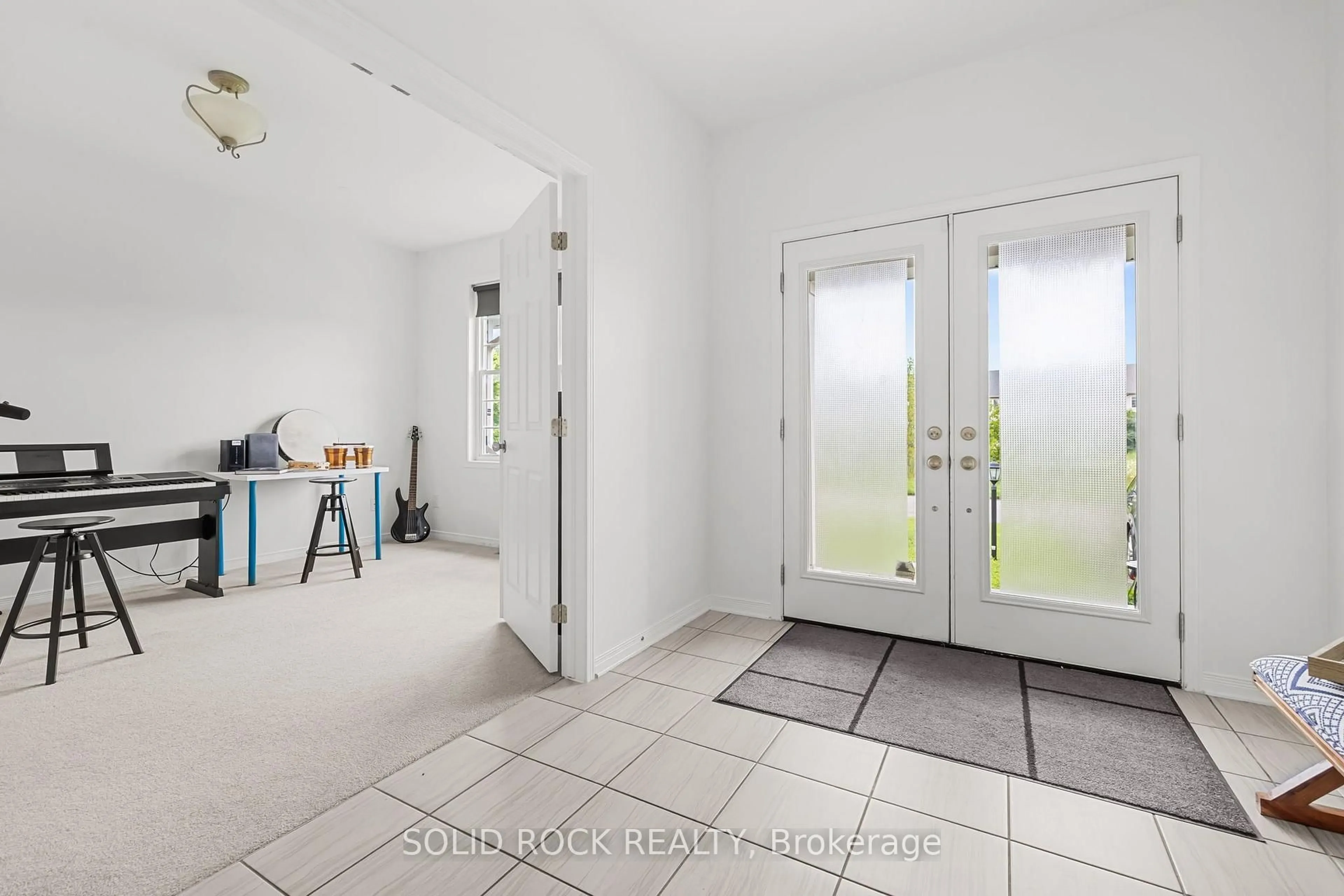 Indoor entryway for 6617 Calwood Ave, Greely Ontario K4P 1H1