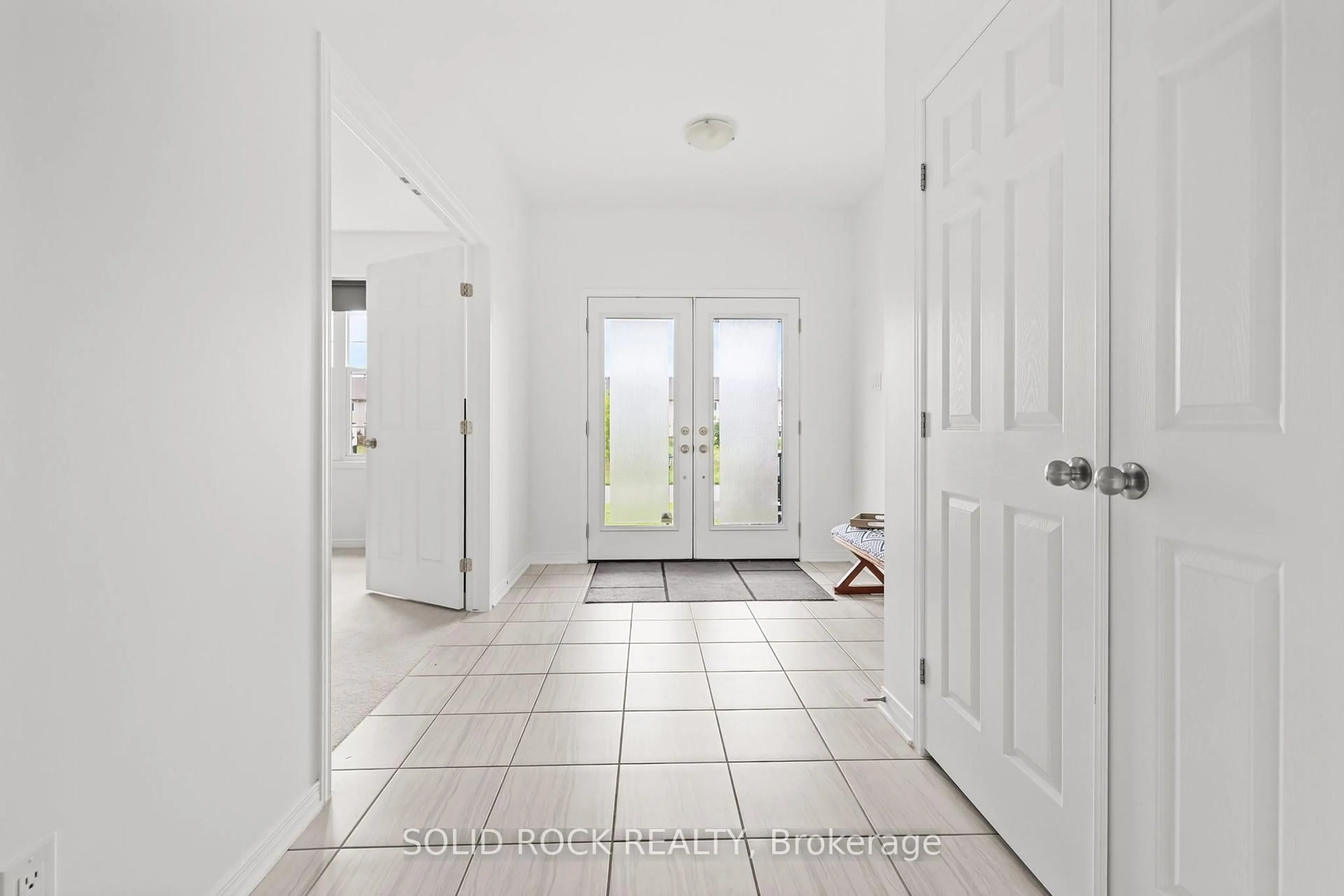 Indoor entryway for 6617 Calwood Ave, Greely Ontario K4P 1H1
