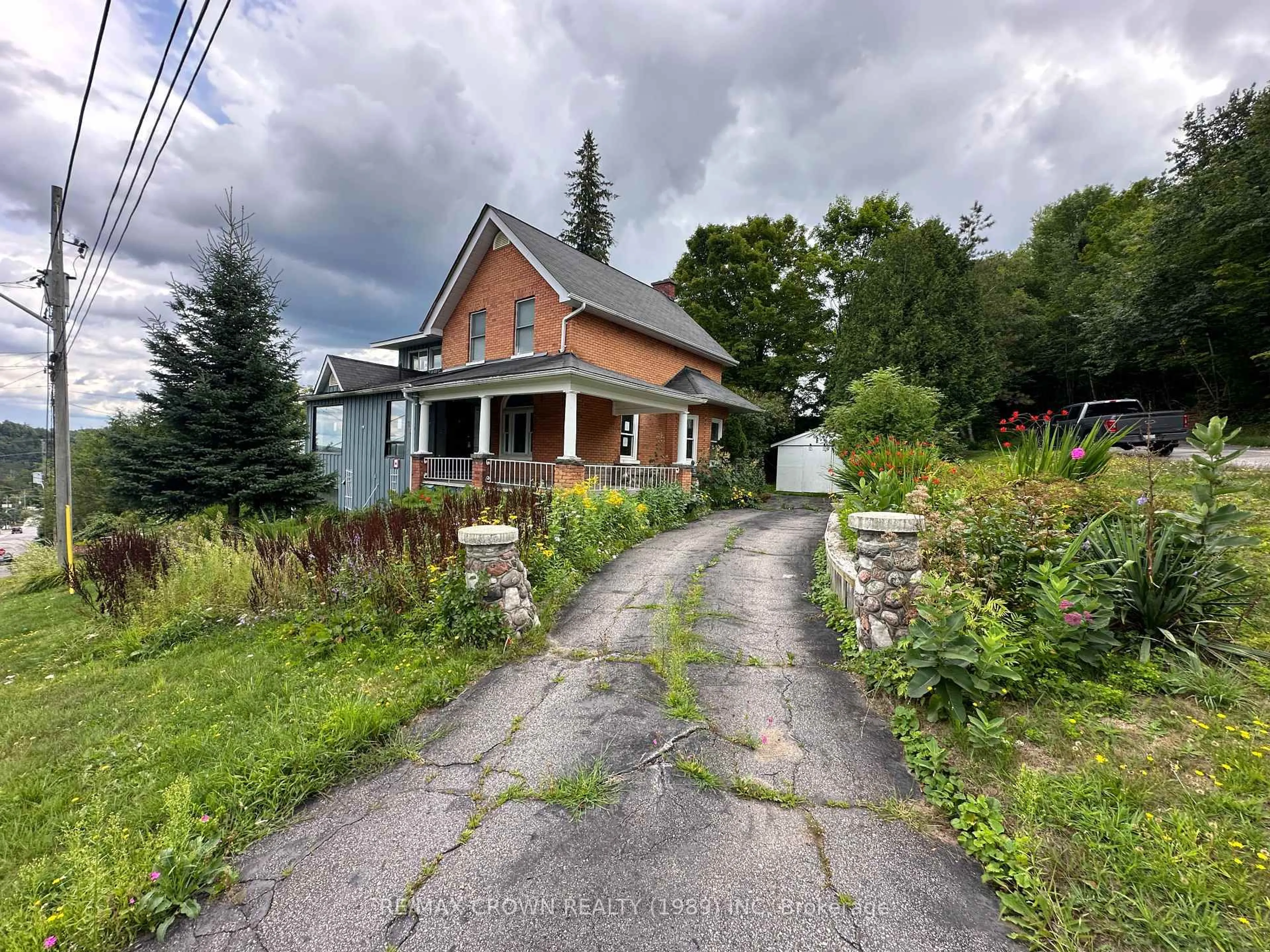 A pic from outside/outdoor area/front of a property/back of a property/a pic from drone, street for 23 Lansdowne St, Huntsville Ontario P1H 1W1