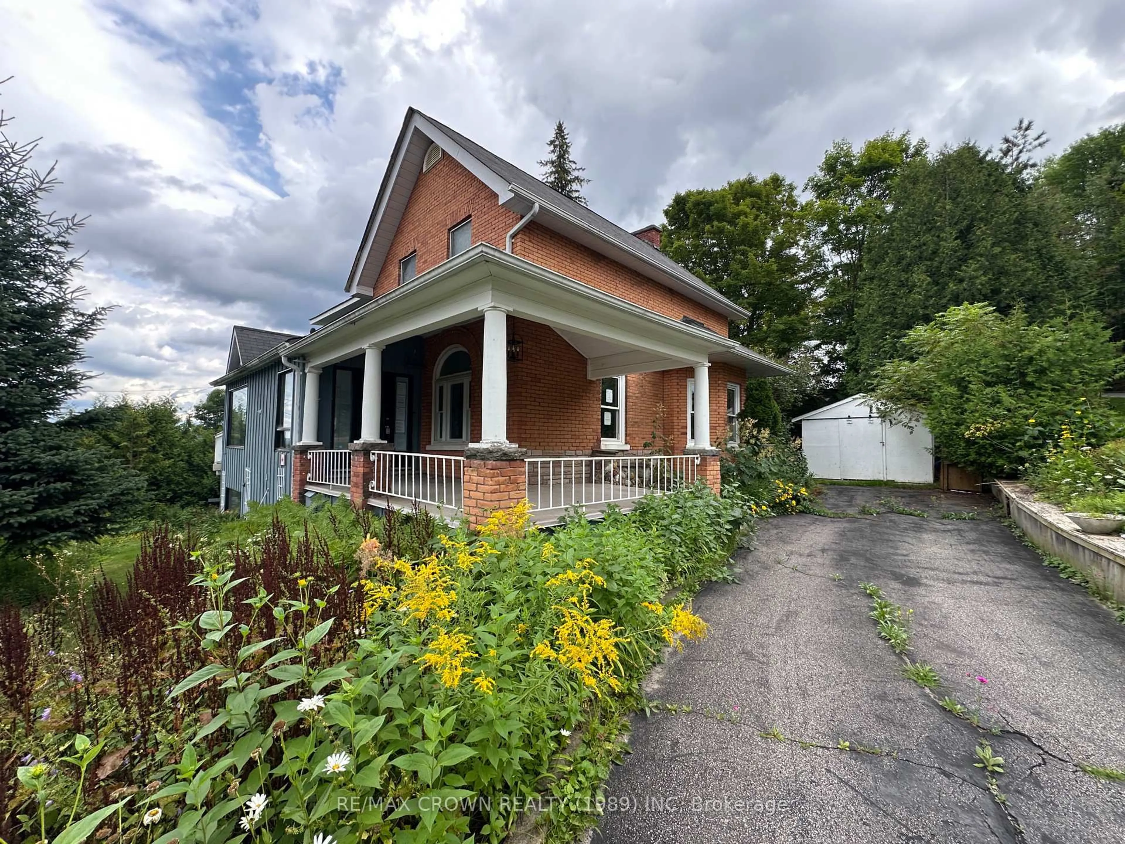 A pic from outside/outdoor area/front of a property/back of a property/a pic from drone, street for 23 Lansdowne St, Huntsville Ontario P1H 1W1
