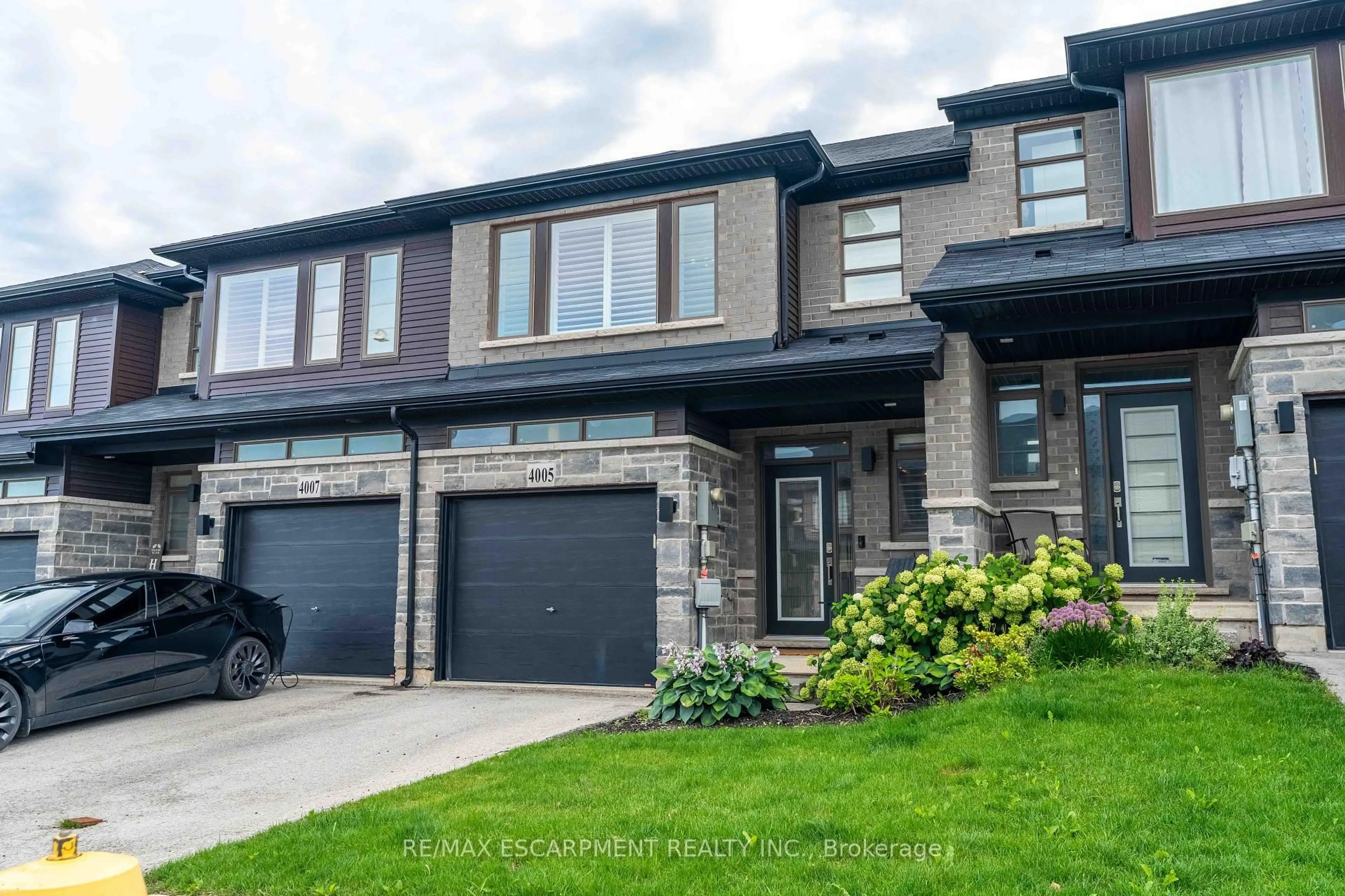 Home with brick exterior material, street for 4005 Crown St, Lincoln Ontario L3J 0S8